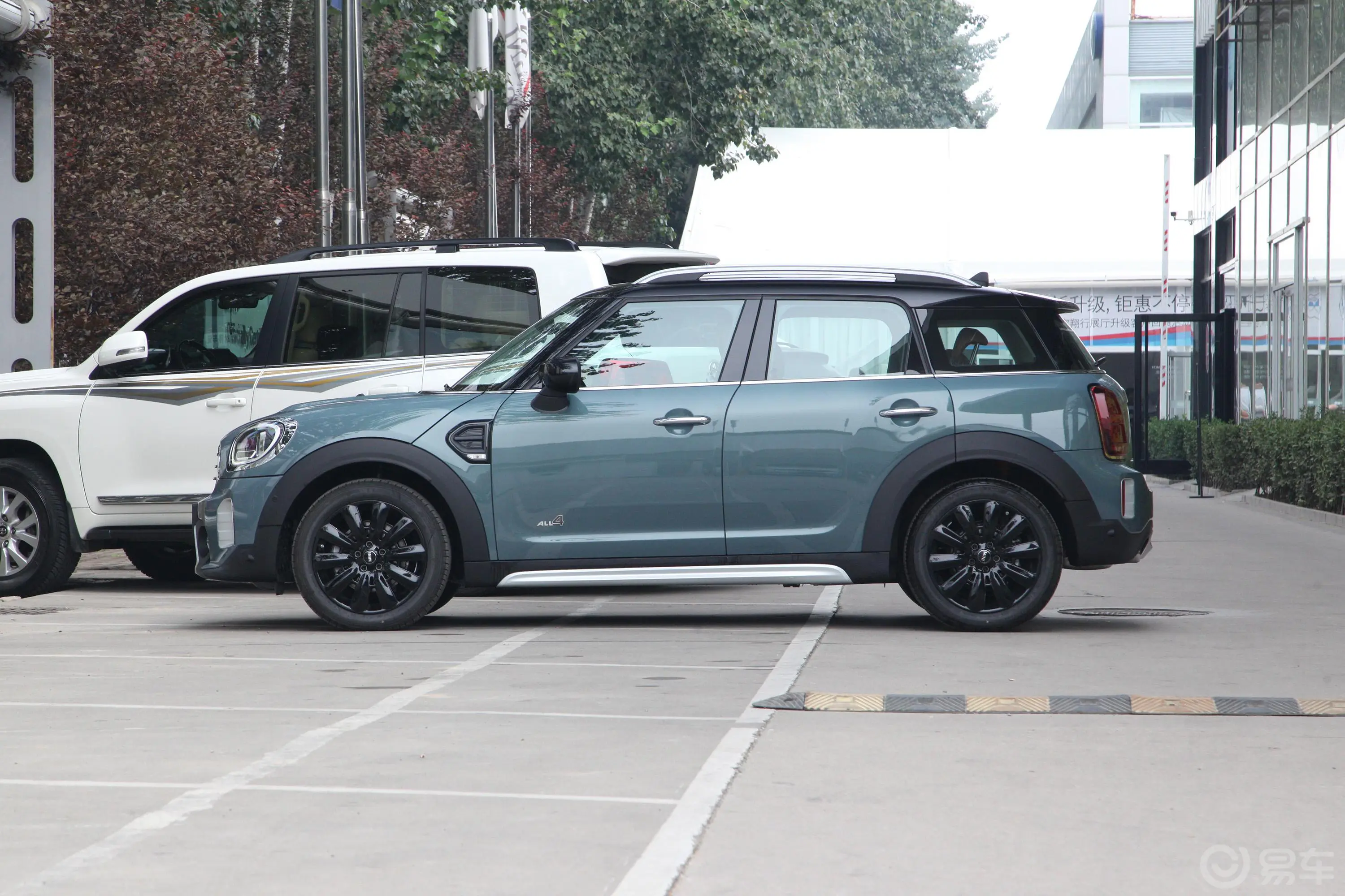 MINI COUNTRYMAN1.5T COOPER ALL4 鉴赏家正侧车头向左水平