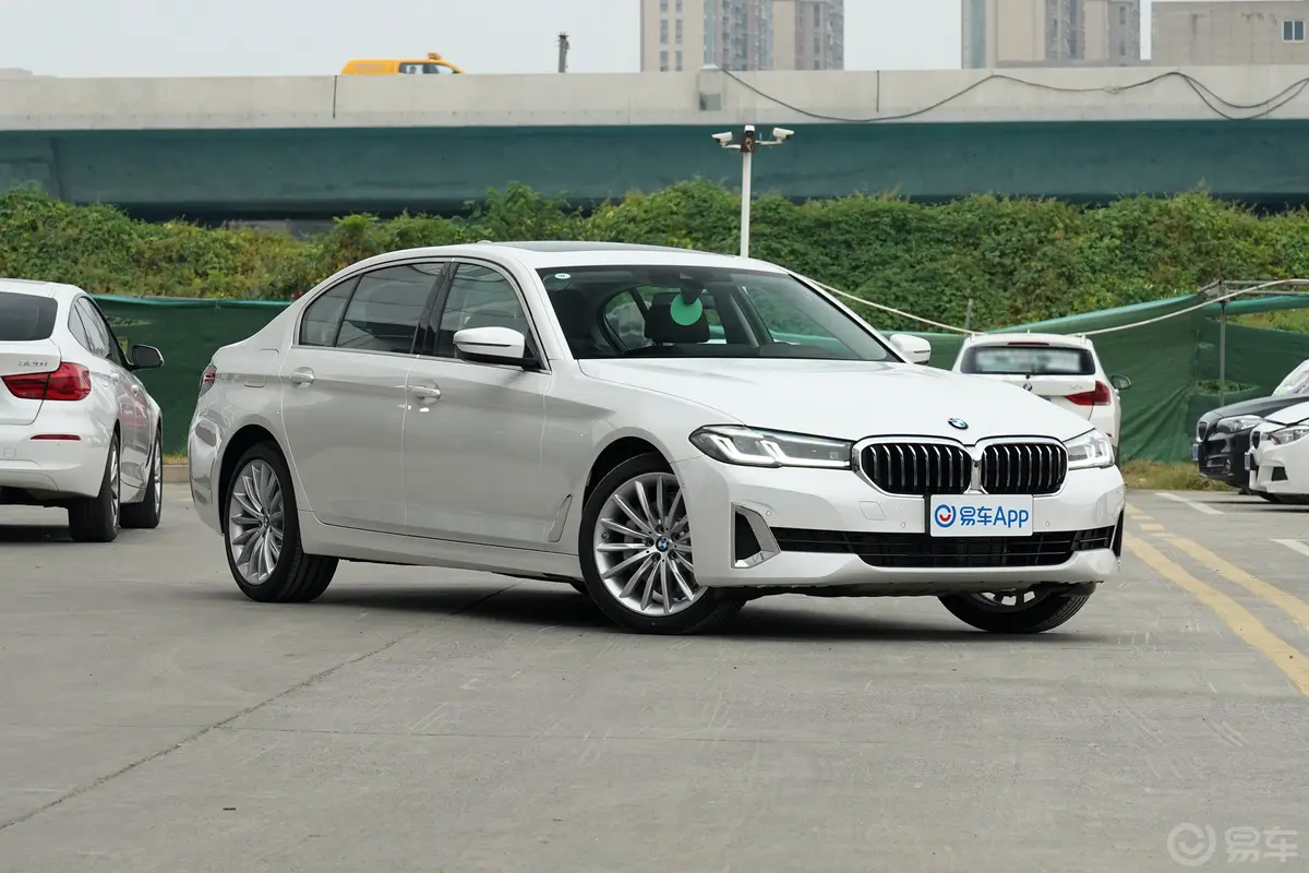 宝马5系530Li 尊享型 豪华套装胎压信息铭牌