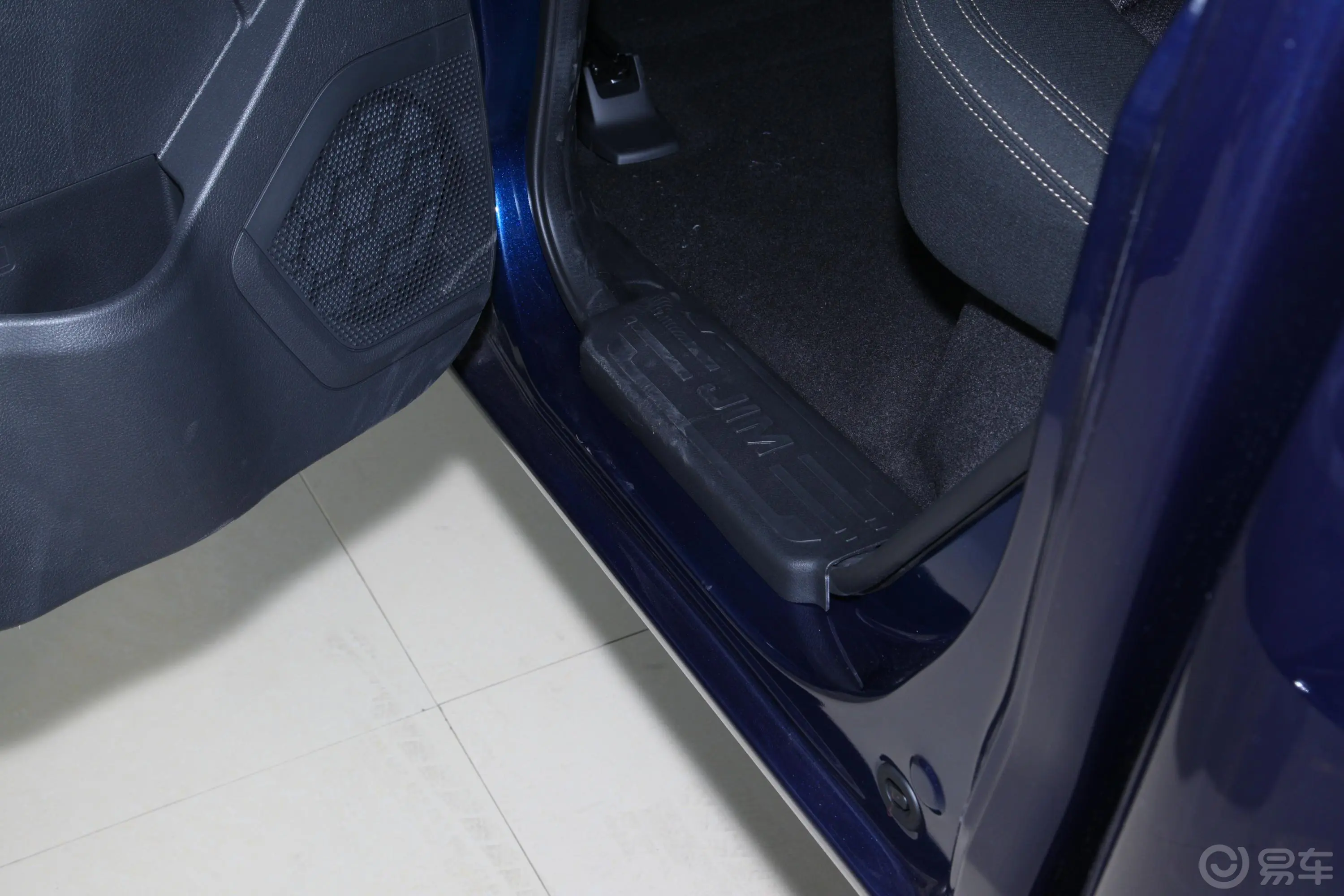 瑞迈2.4T 手动 两驱 标轴舒适版 汽油空间