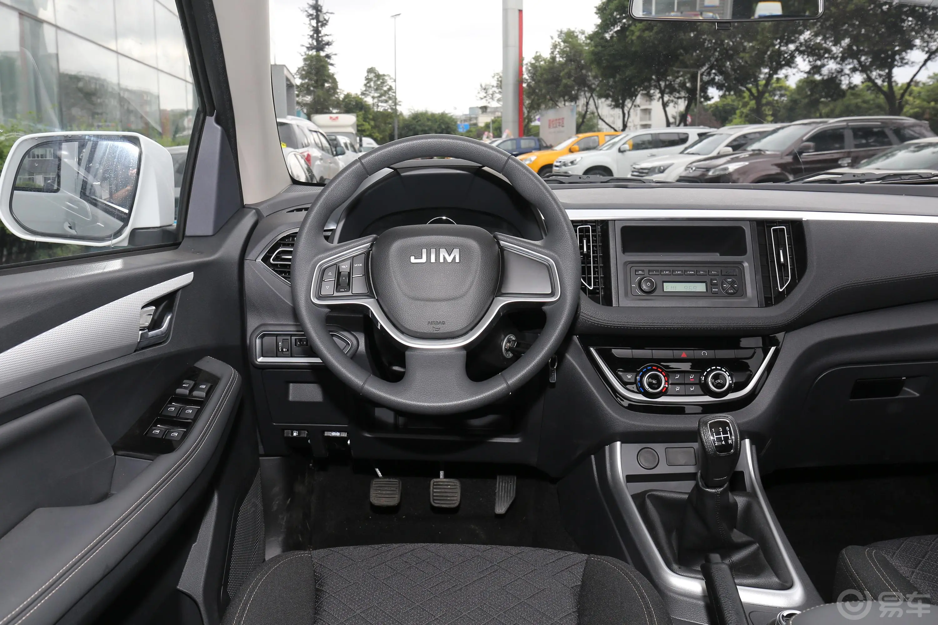 瑞迈2.4T 手动 四驱 加长舒适版 汽油驾驶位区域