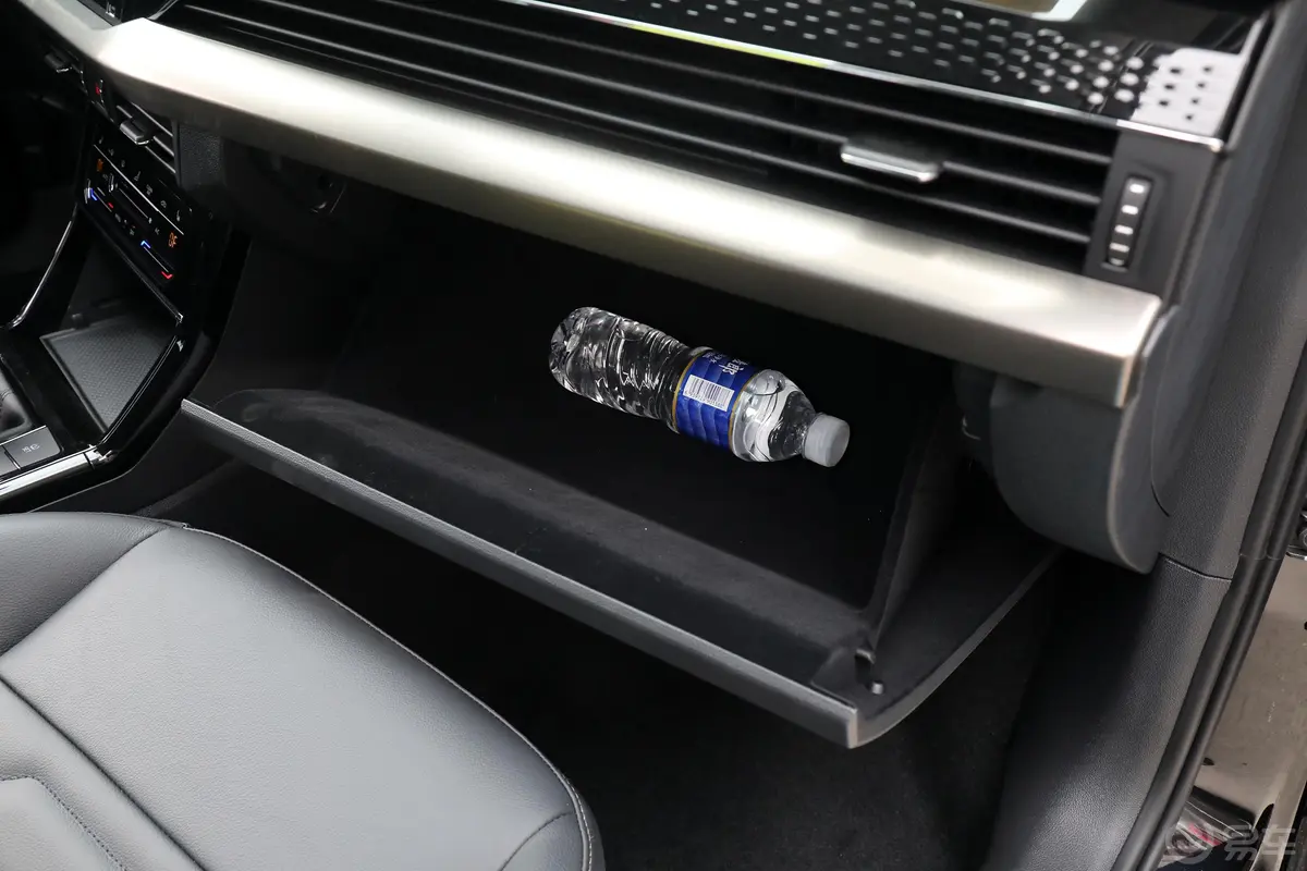 帕萨特改款 280TSI 双离合 精英版 国VI手套箱空间水瓶横置