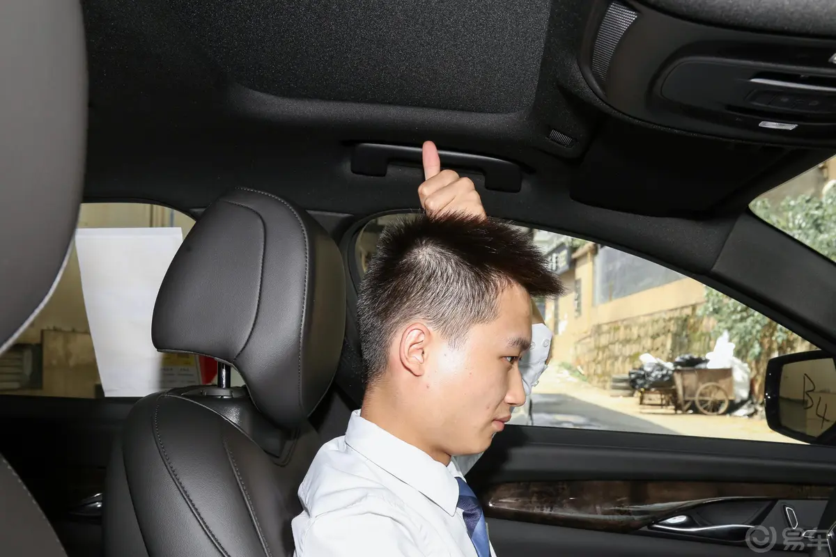 凯迪拉克CT628T 豪华型前排头部空间