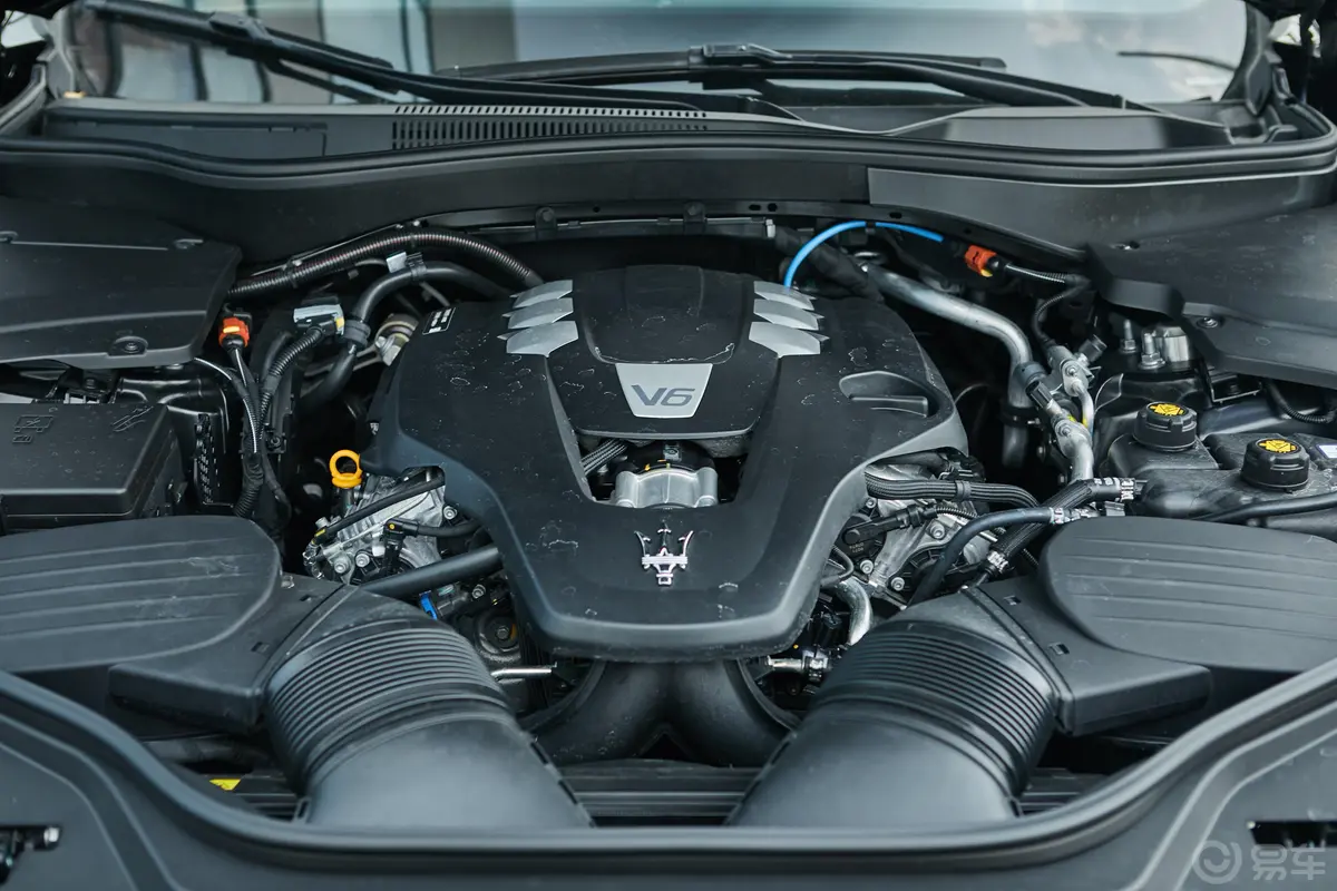 Levante3.0T 标准版外观