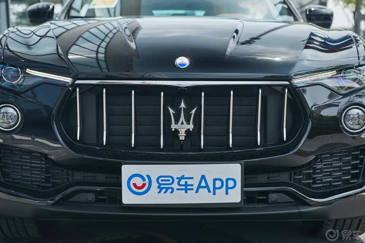 Levante3.0T 标准版外观