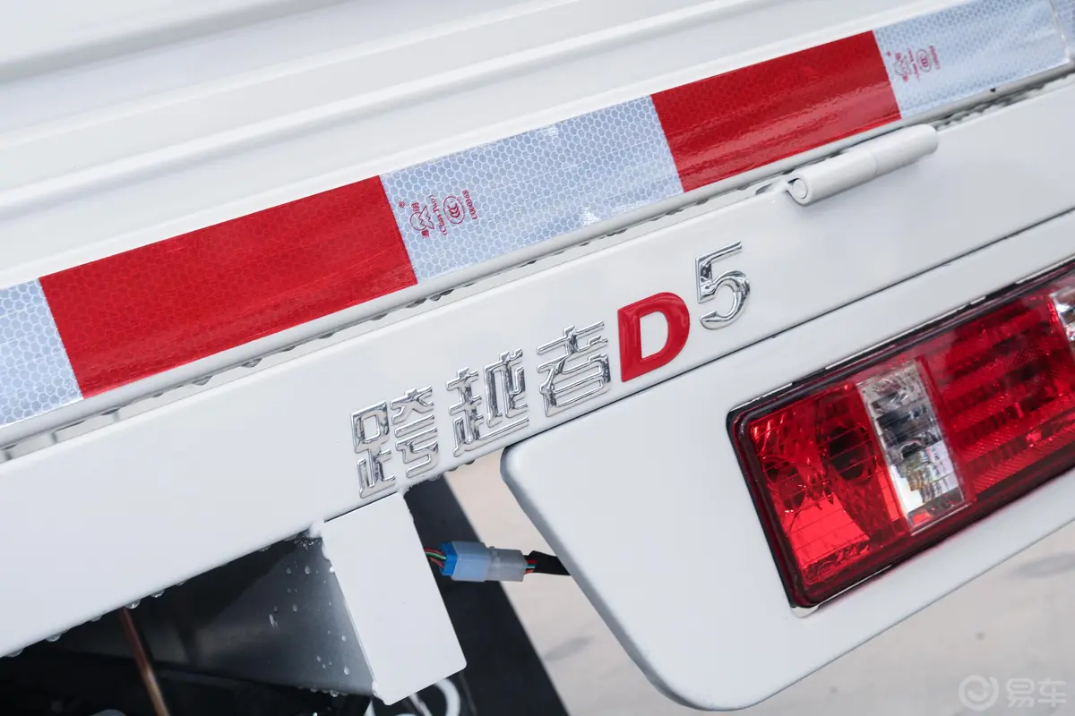 跨越者D5载货汽车N1 1.6L 单排后双轮舒适版(5.43米长)SC1034UFD6B1 汽油 国VI外观