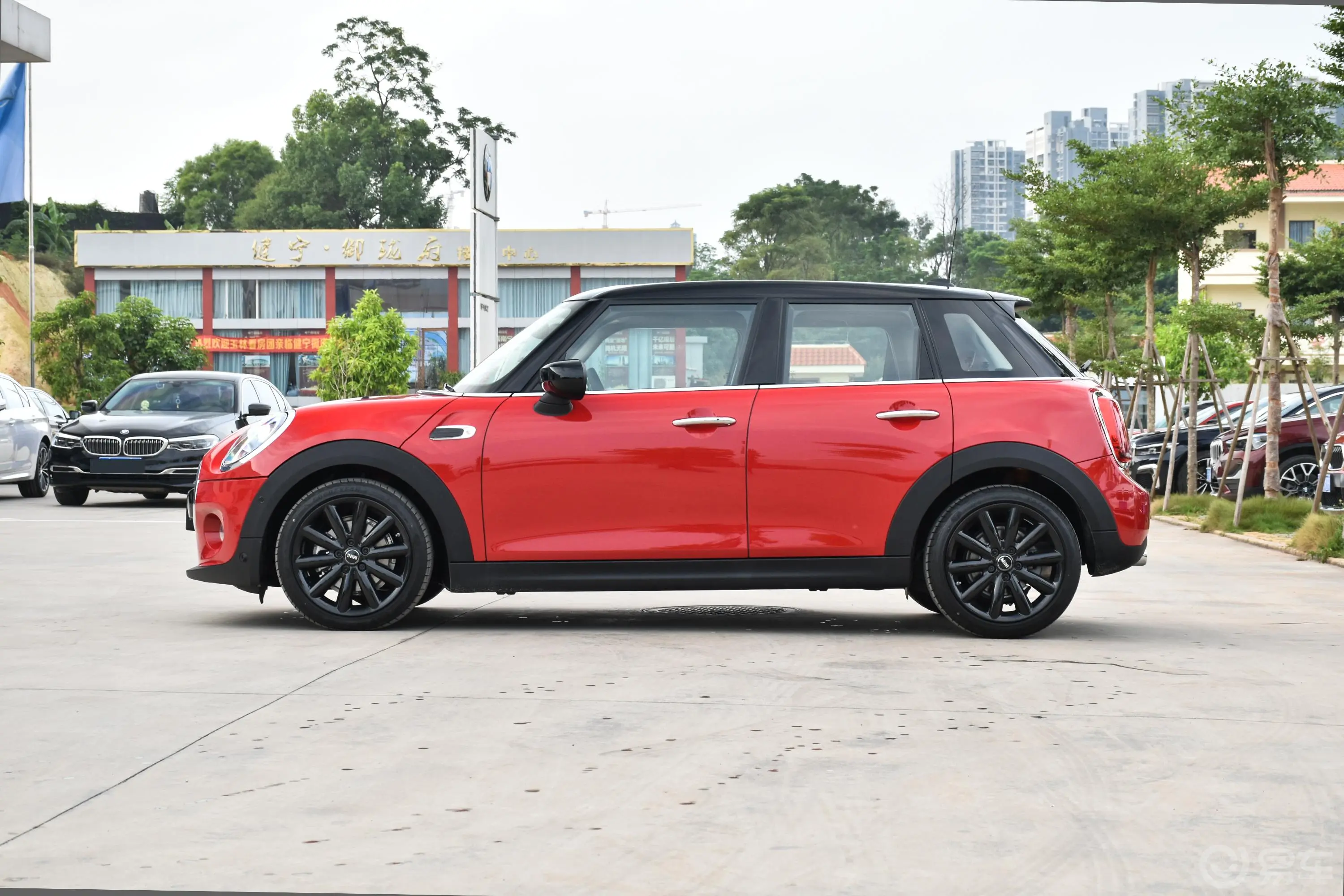 MINI1.5T COOPER 艺术家 五门版正侧车头向左水平