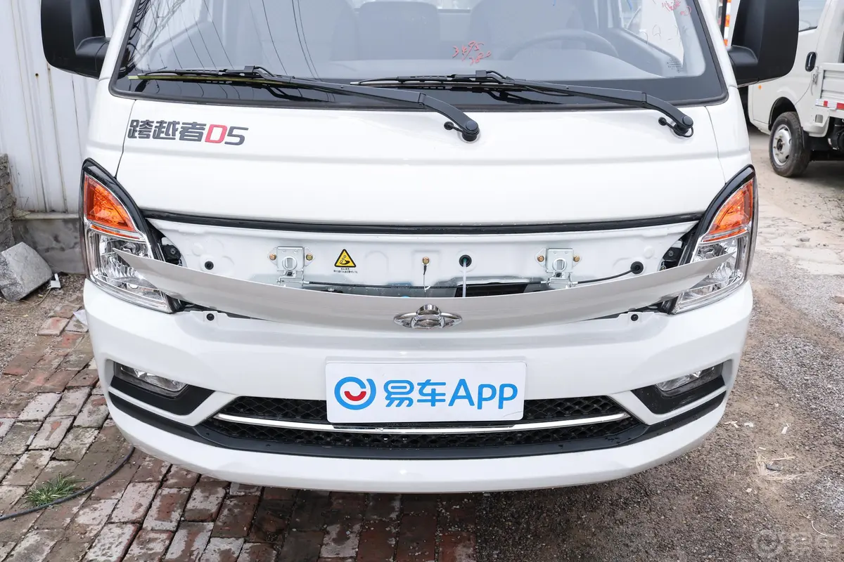 跨越者D5载货汽车N1 1.6L 单排后双轮舒适版(5.43米长)SC1034UFD6B1 汽油 国VI外观