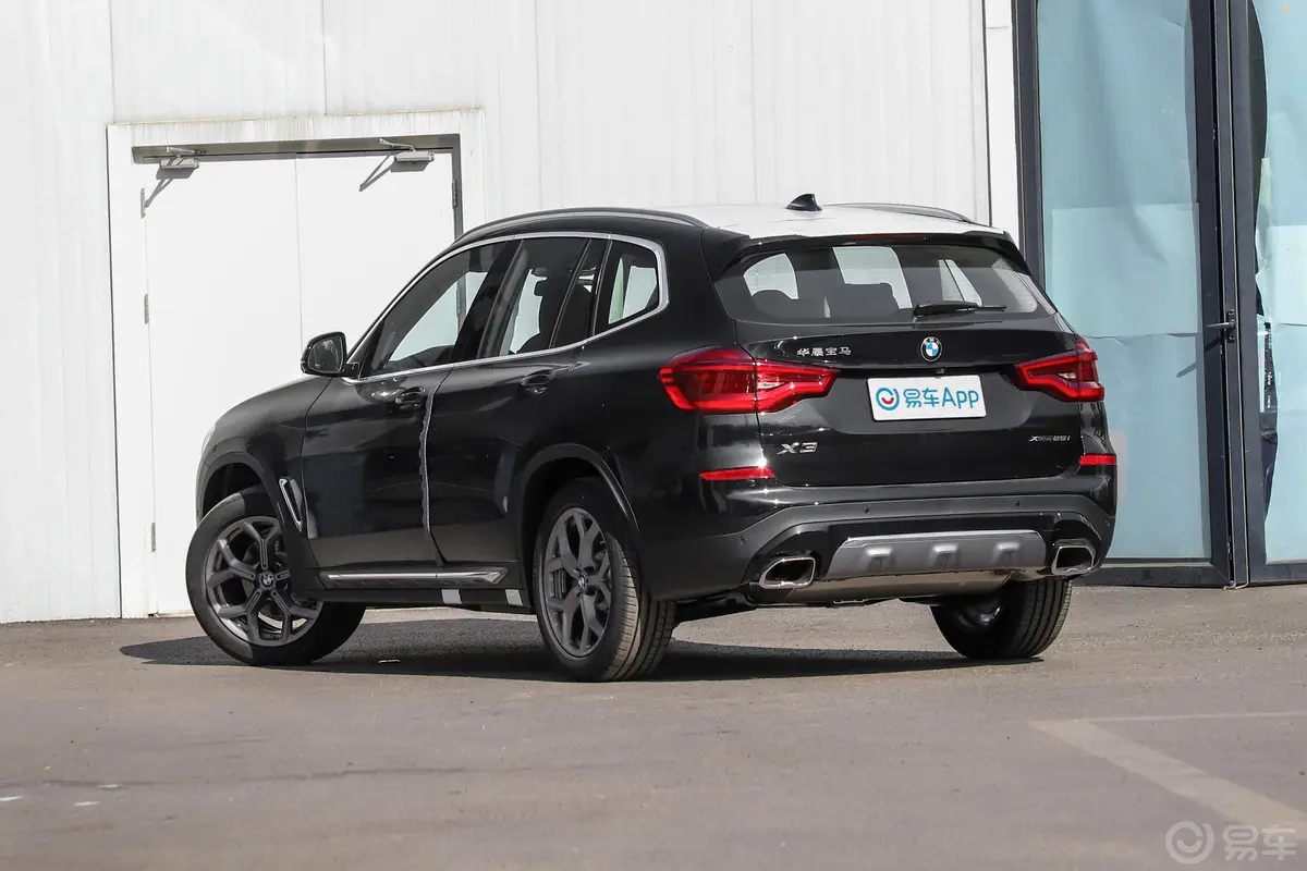 宝马X3xDrive 28i 豪华套装侧后45度车头向左水平