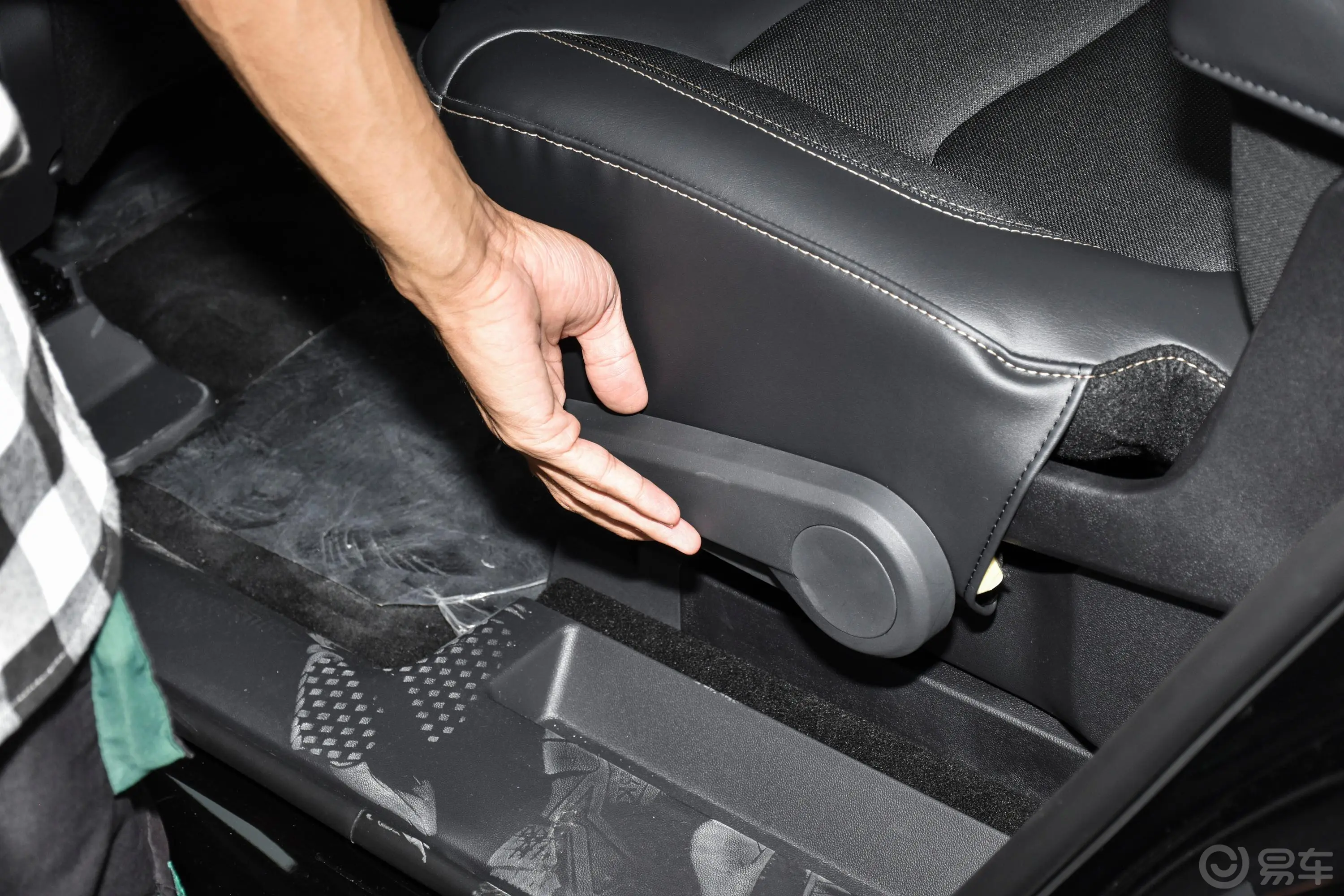 长安欧尚科赛Pro1.5T 手动 豪华型后备箱内座椅放倒按钮
