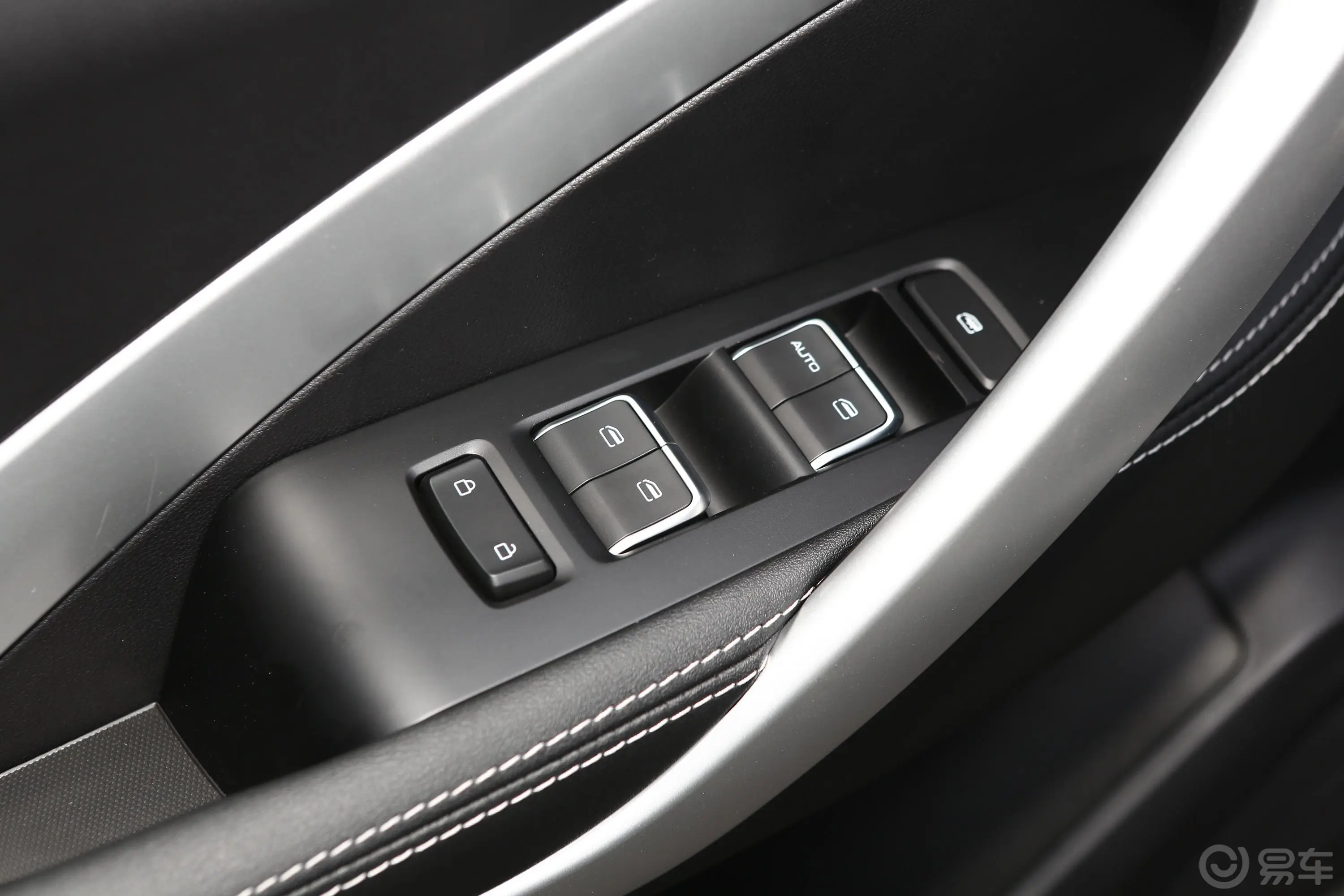 宝骏530全球车周年纪念版 1.5T 手动 豪华型 5座车窗调节整体