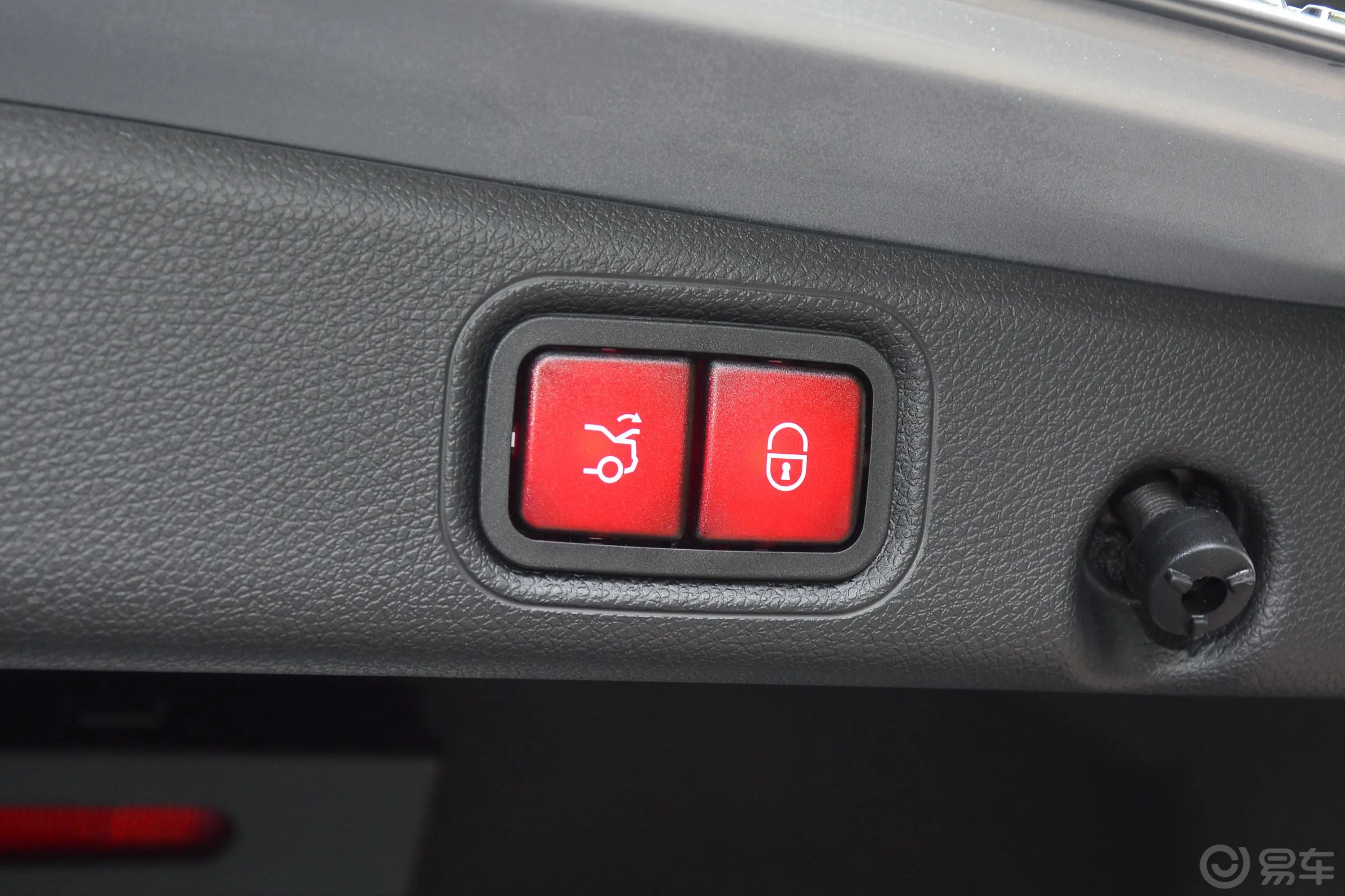 奔驰E级E 300 L 运动尊贵型电动尾门按键（手动扶手）