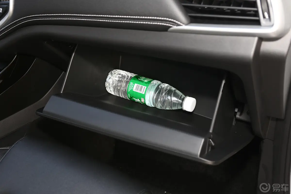 宝骏530全球车周年纪念版 1.5T CVT 尊贵互联型 7座手套箱空间水瓶横置