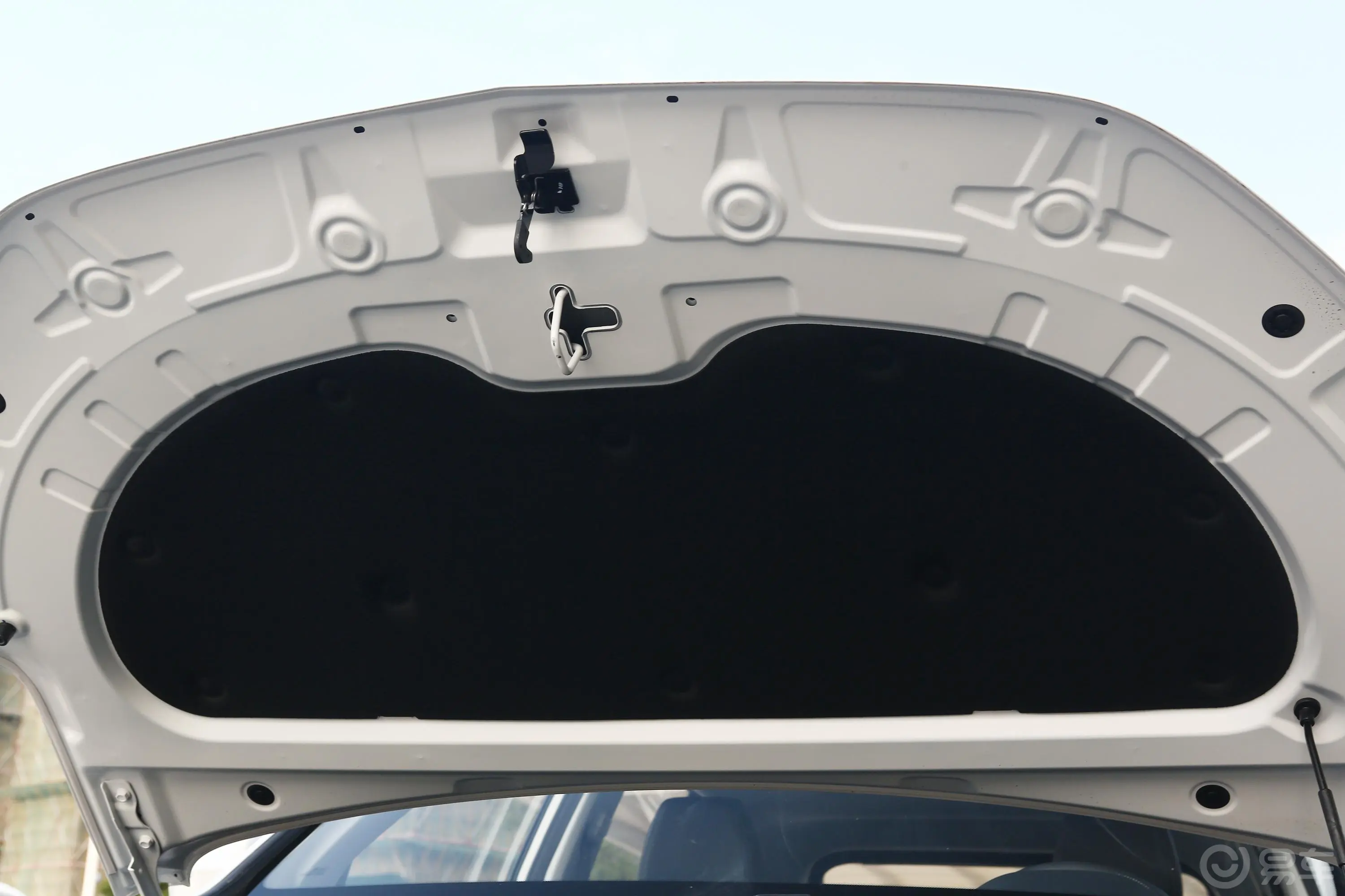 宝骏530全球车周年纪念版 1.5T CVT 尊贵互联型 7座发动机舱盖内侧
