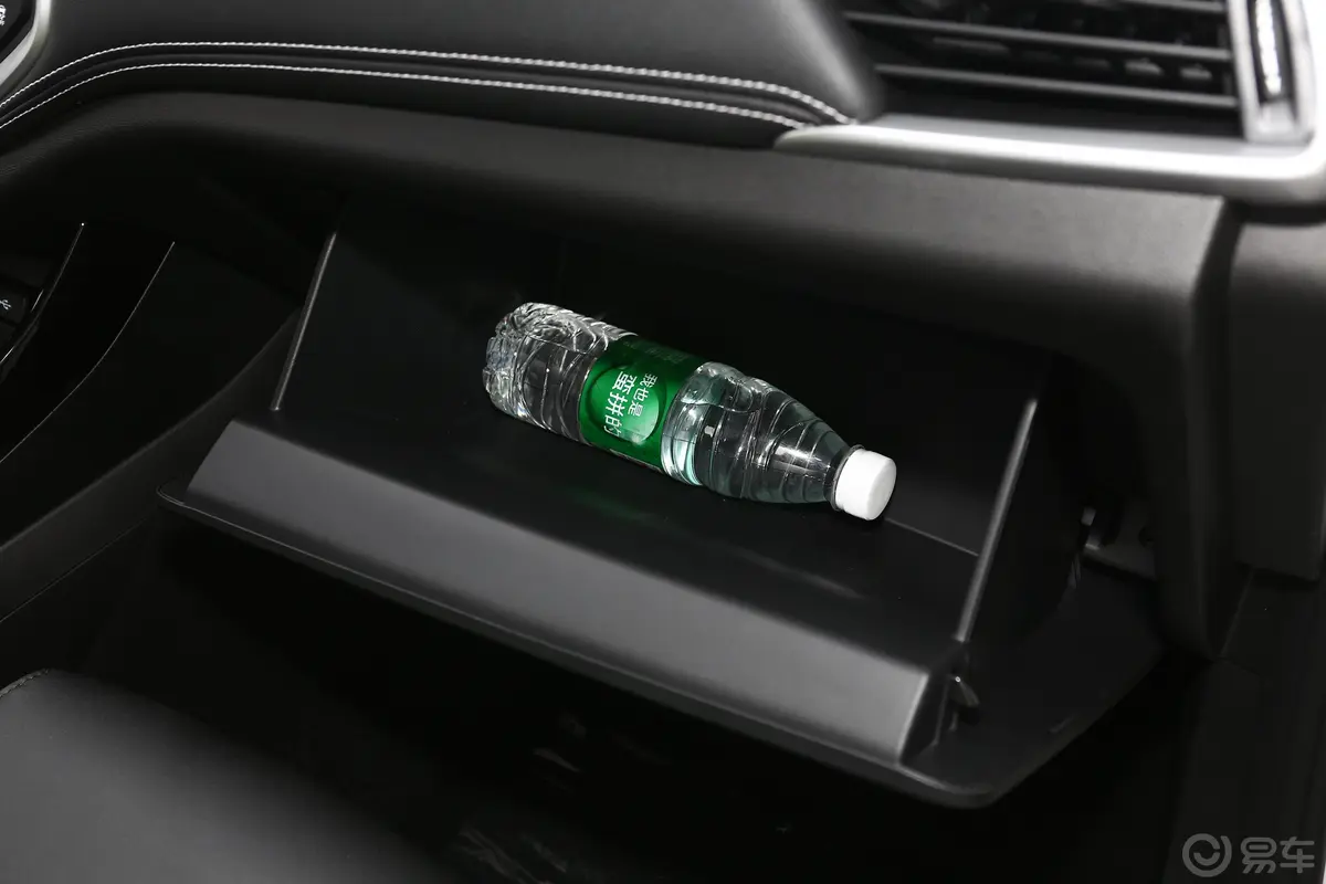 宝骏530全球车周年纪念版 1.5T 手动 豪华型 7座手套箱空间水瓶横置
