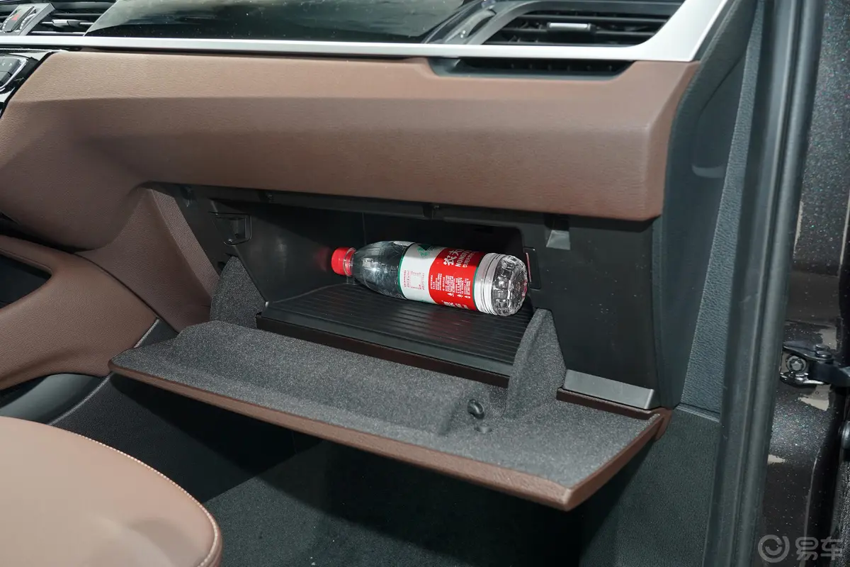 宝马X1sDrive20Li 时尚型手套箱空间水瓶横置