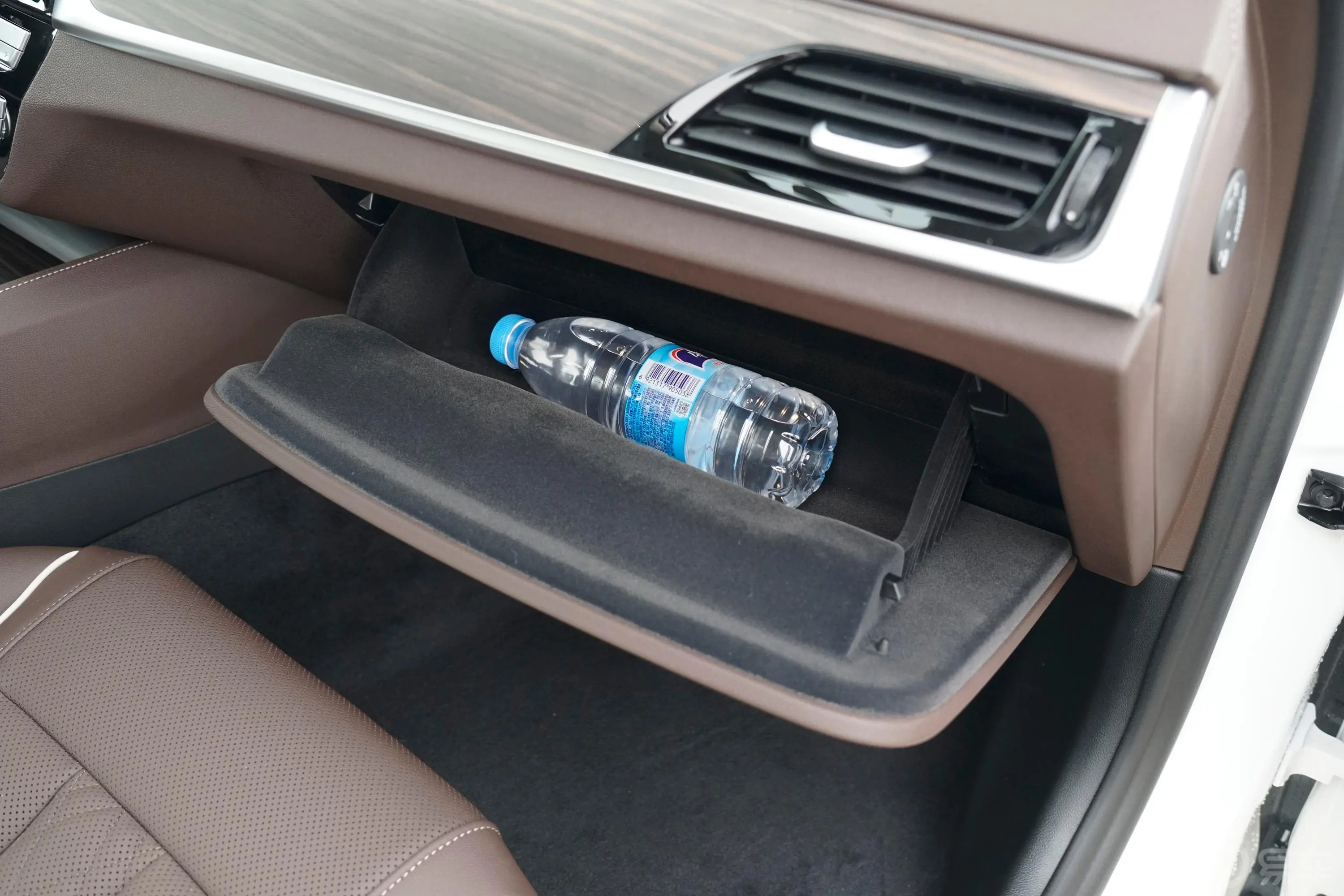 宝马5系530Li xDrive 豪华套装手套箱空间水瓶横置