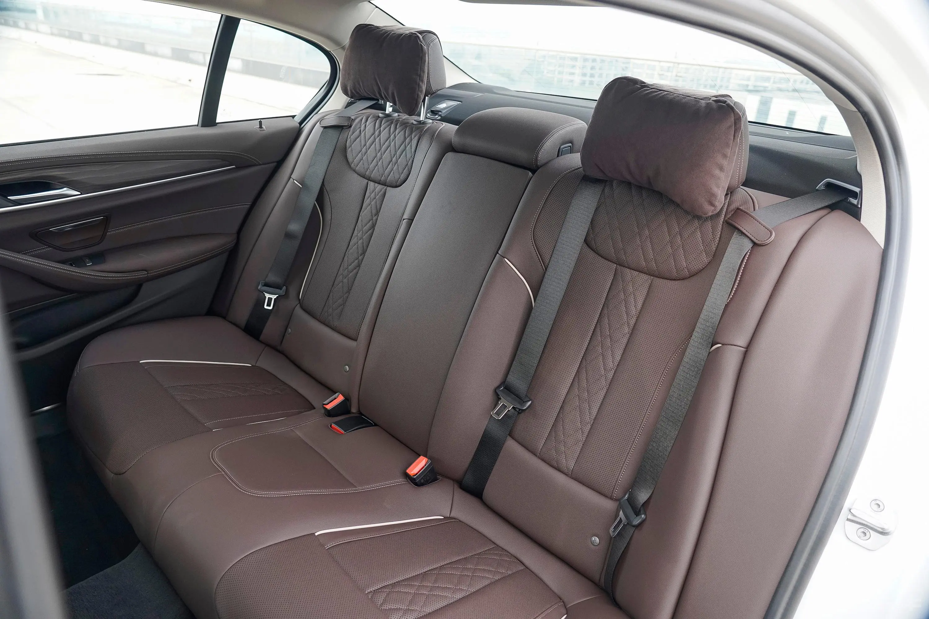 宝马5系530Li xDrive 豪华套装后备厢开启45度侧拍