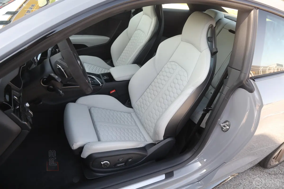 奥迪RS 52.9T Coupe 暗金版驾驶员座椅