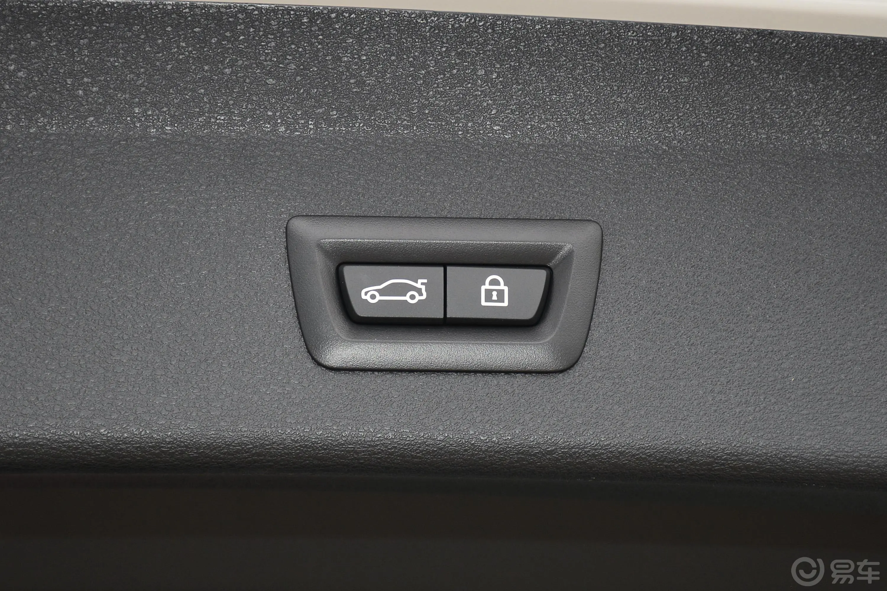 宝马X1xDrive25Li 尊享型电动尾门按键（手动扶手）
