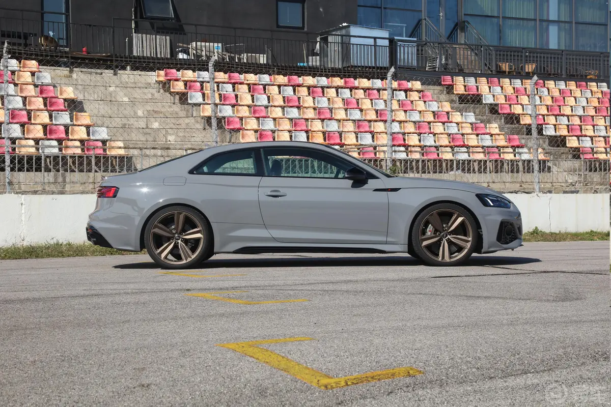 奥迪RS 52.9T Coupe 暗金版正侧车头向右水平