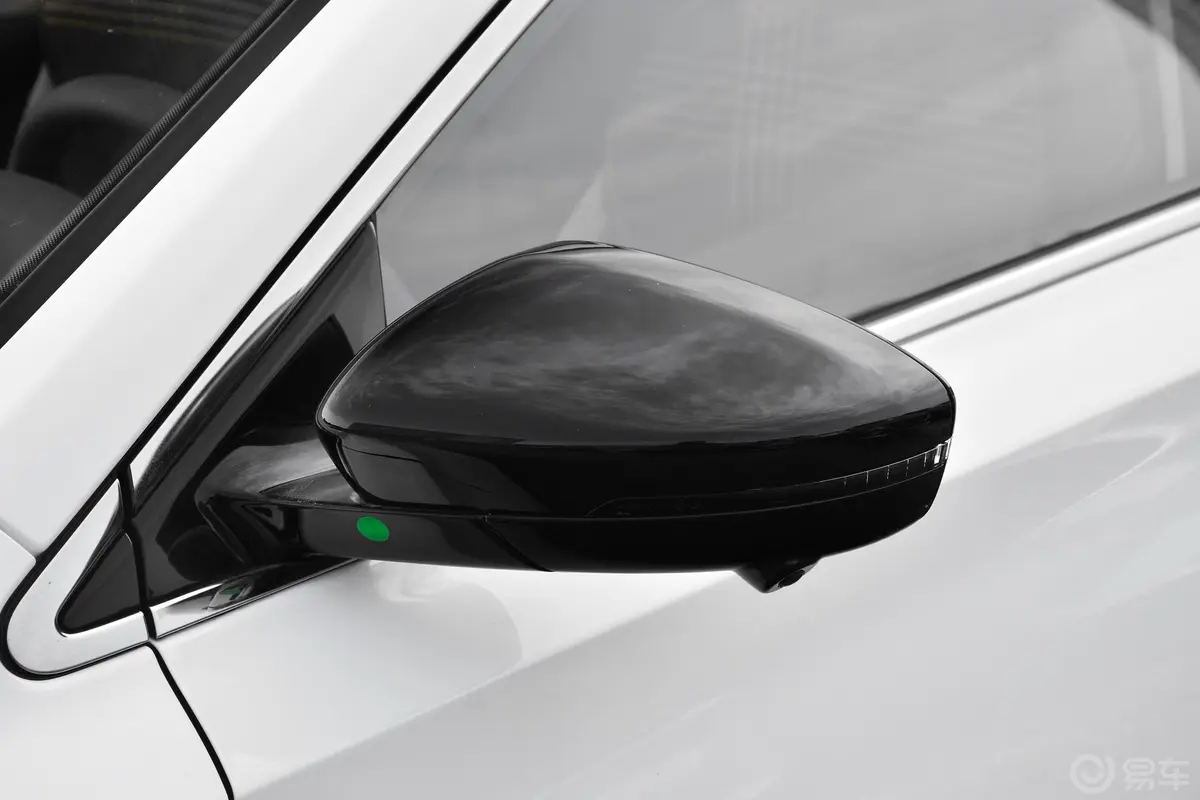 荣威ei6 MAX 插电混动1.5T PHEV爽酷天幕版主驾驶后视镜背面