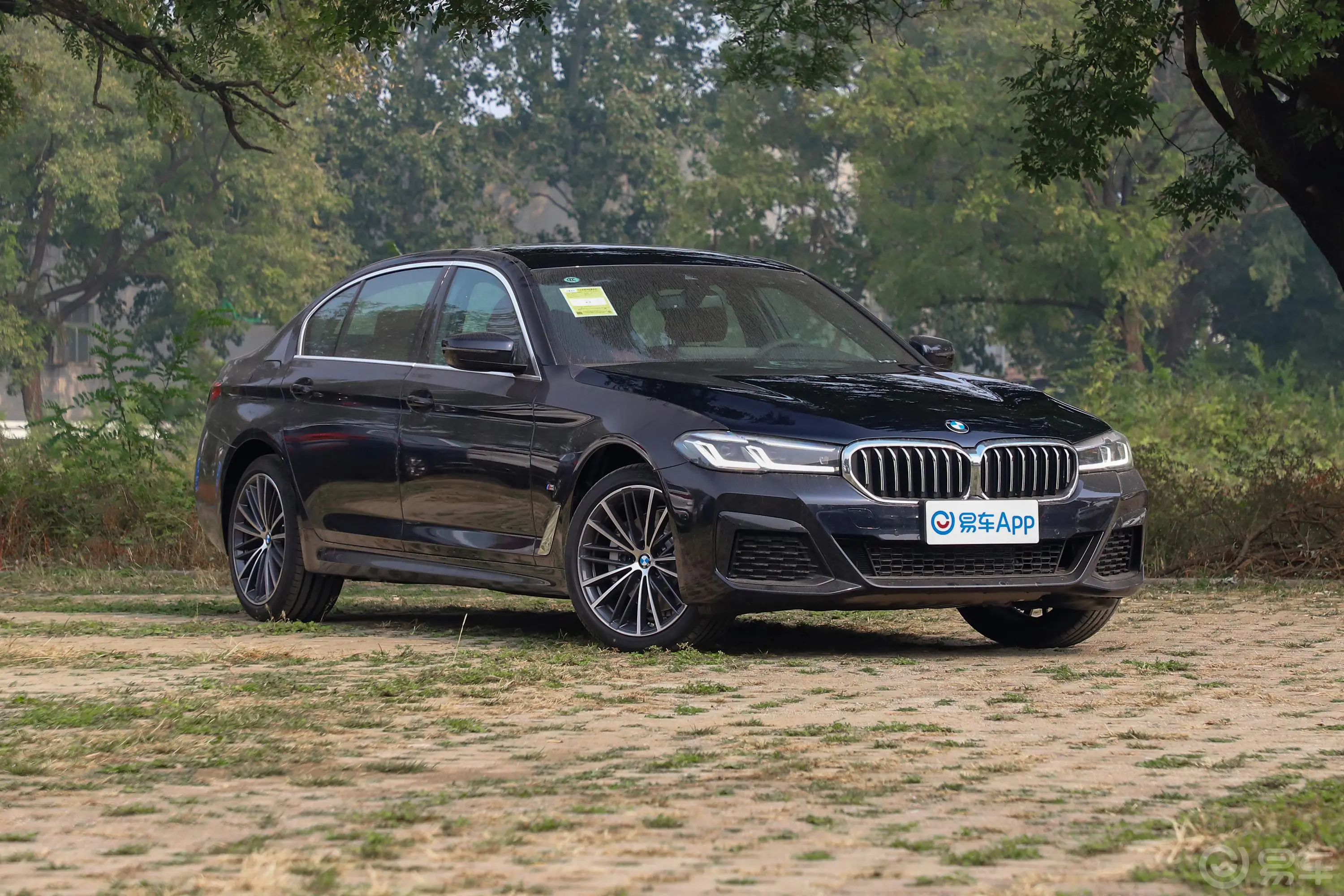 宝马5系530Li xDrive M运动套装发动机舱盖内侧