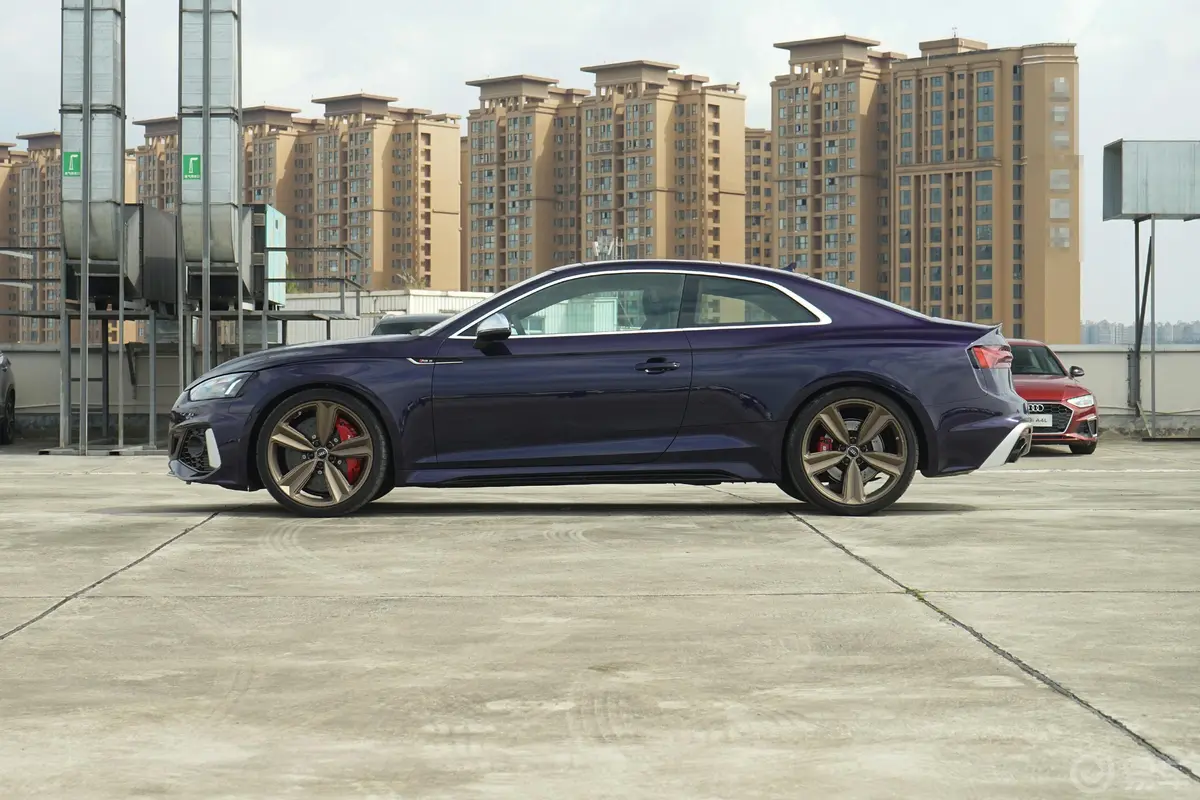 奥迪RS 52.9T Coupe 暗金版正侧车头向左水平