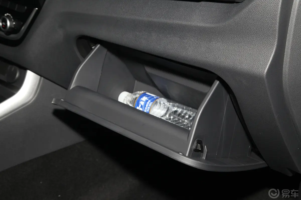 瑞迈2.8T 手动 两驱 标轴舒适版 柴油手套箱空间水瓶横置