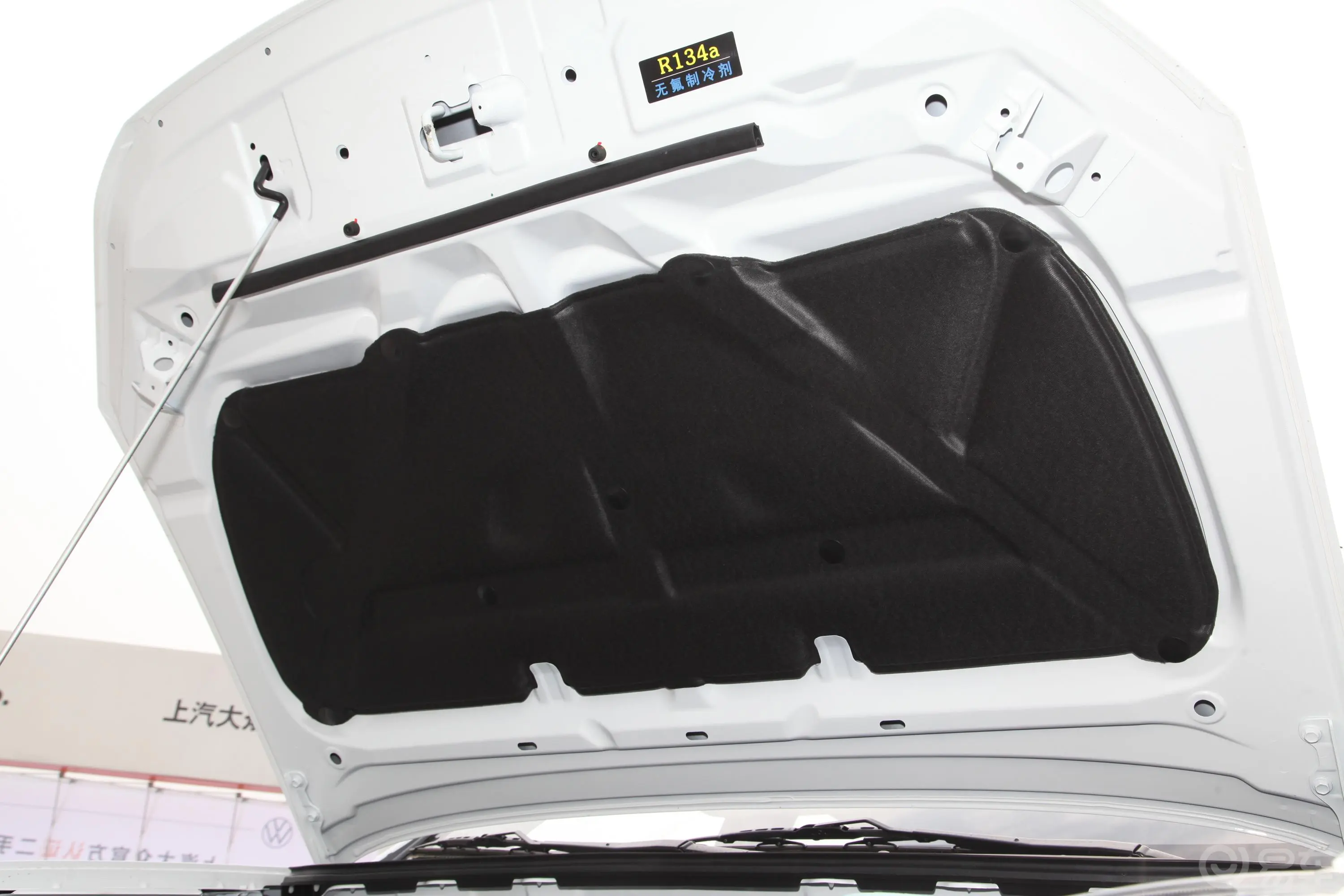 瑞迈2.8T 手动 四驱 标轴舒享版 柴油发动机舱盖内侧