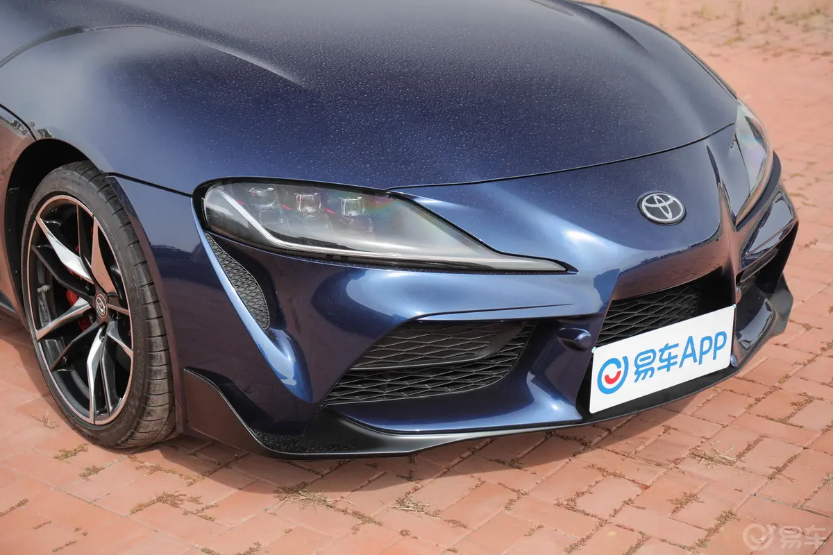 SUPRAGR SUPRA 3.0T 标准型前格栅侧俯拍