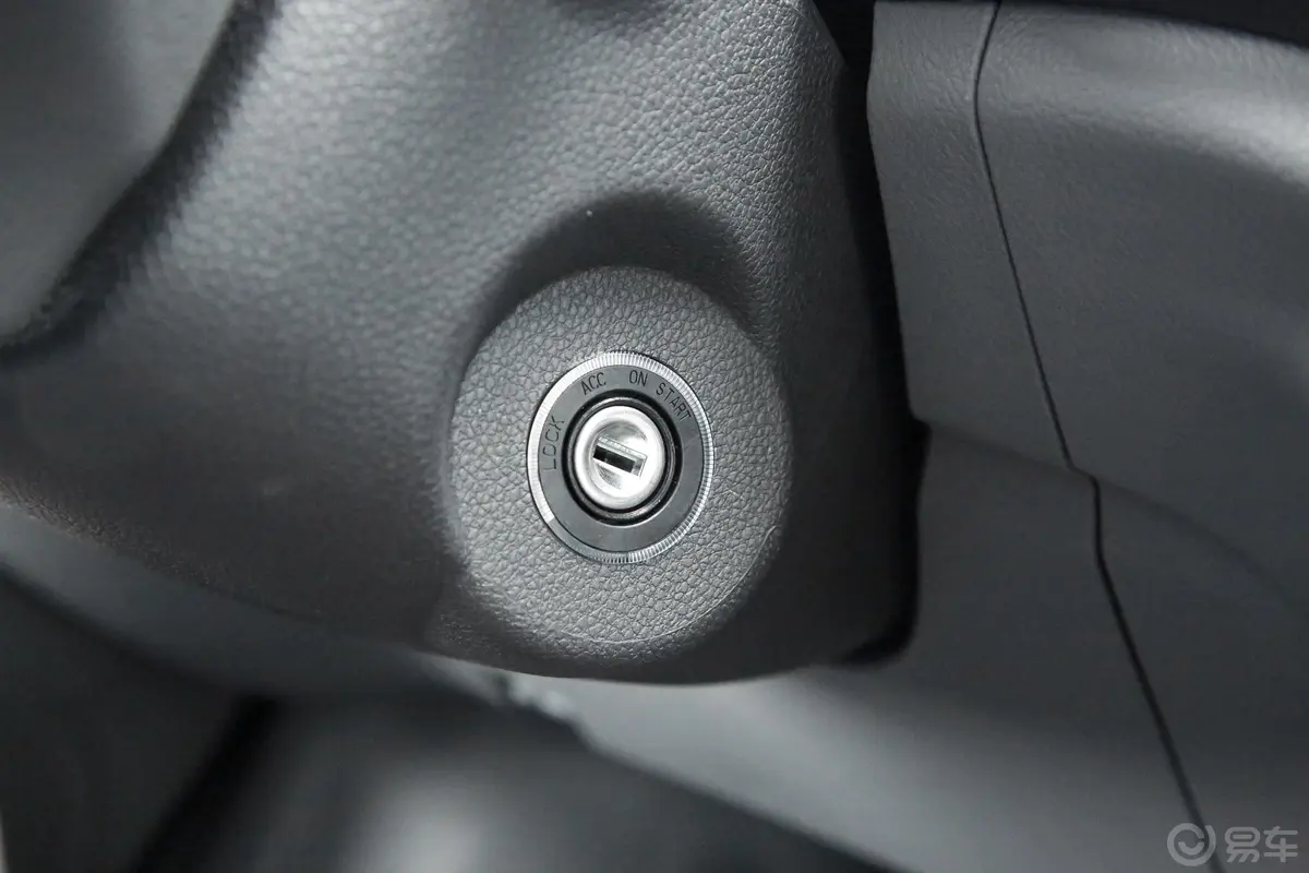 图雅诺2.8T 手动 短轴平顶 厢货版(康明斯) 3座 柴油 国VI钥匙孔或一键启动按键