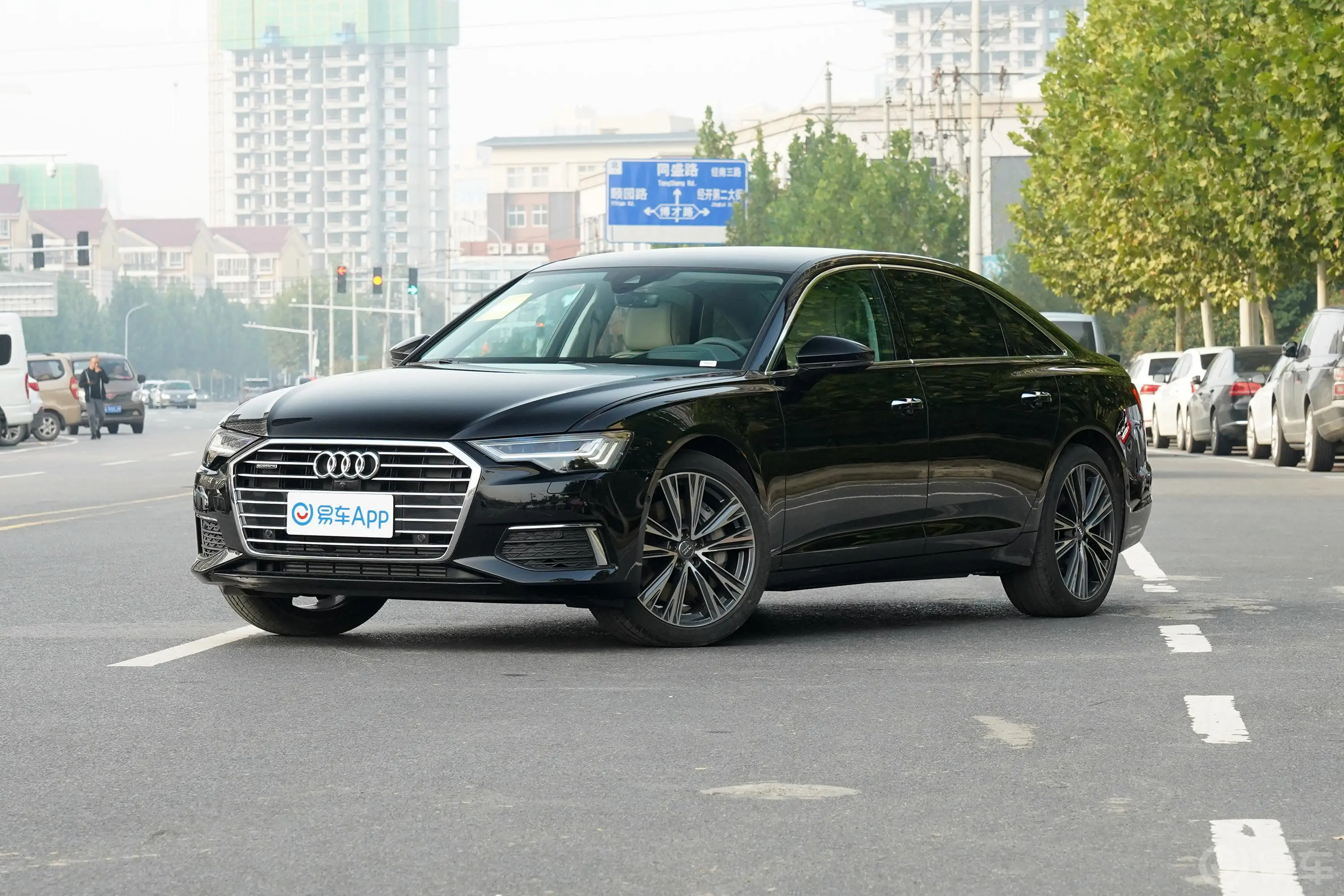 奥迪A6L55 TFSI quattro 旗舰致雅型侧前45度车头向左水平