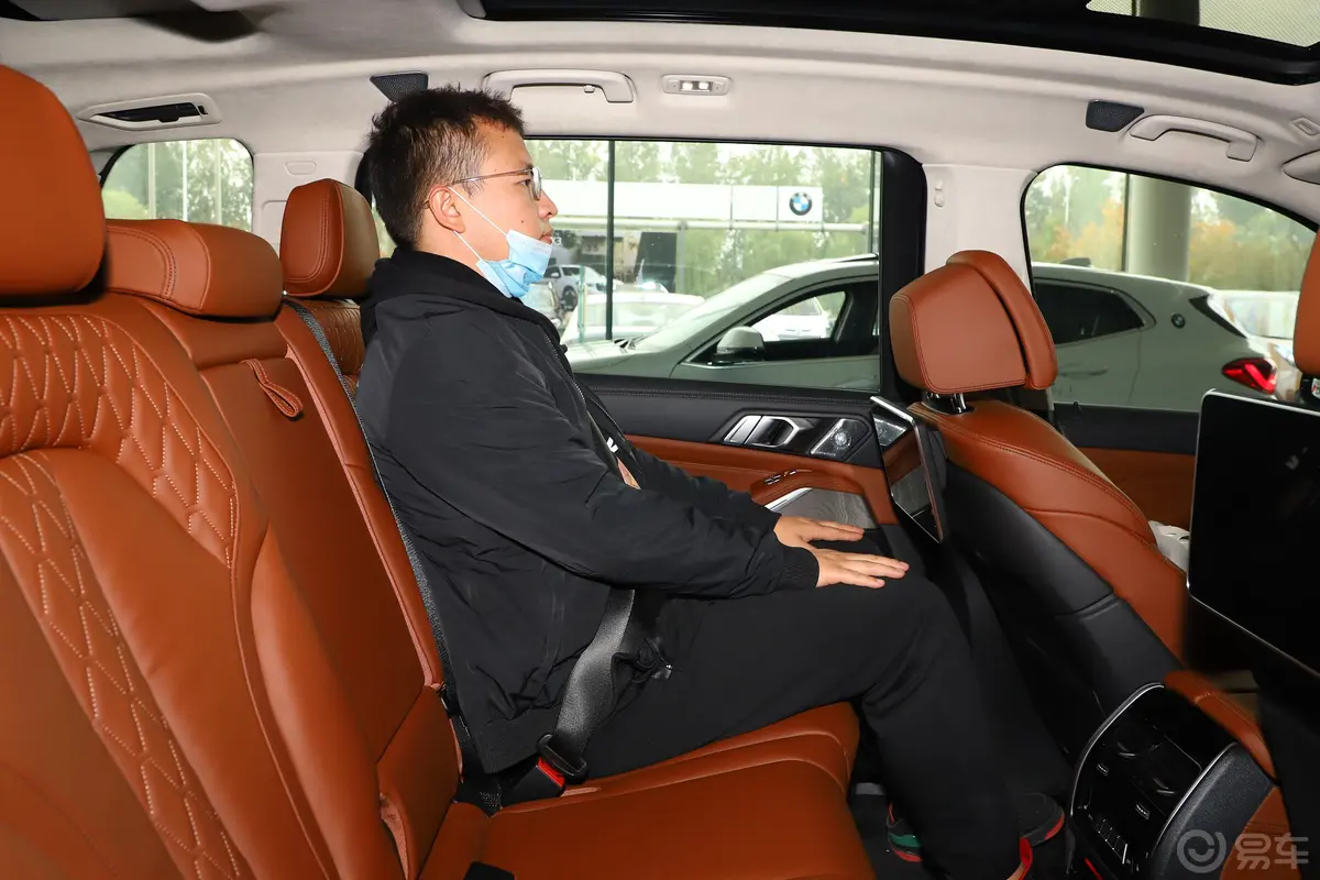 宝马X7xDrive40i 行政型 豪华套装后排空间体验