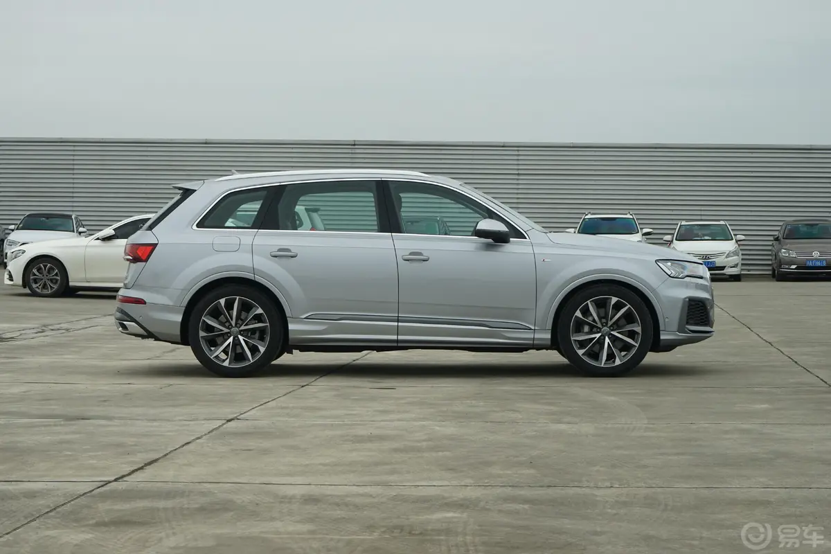 奥迪Q755 TFSI quattro S line 运动型外观