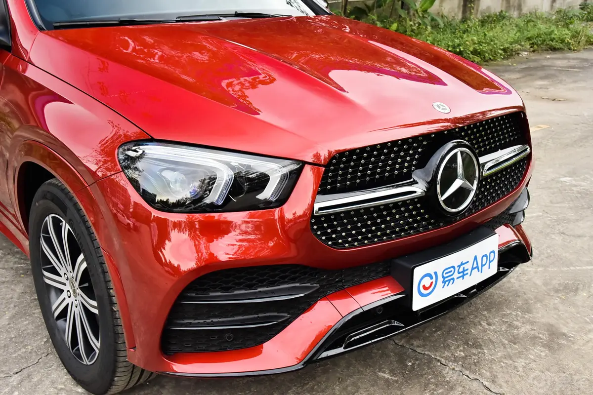 奔驰GLE轿跑GLE 350 4MATIC 轿跑SUV 豪华型前格栅侧俯拍