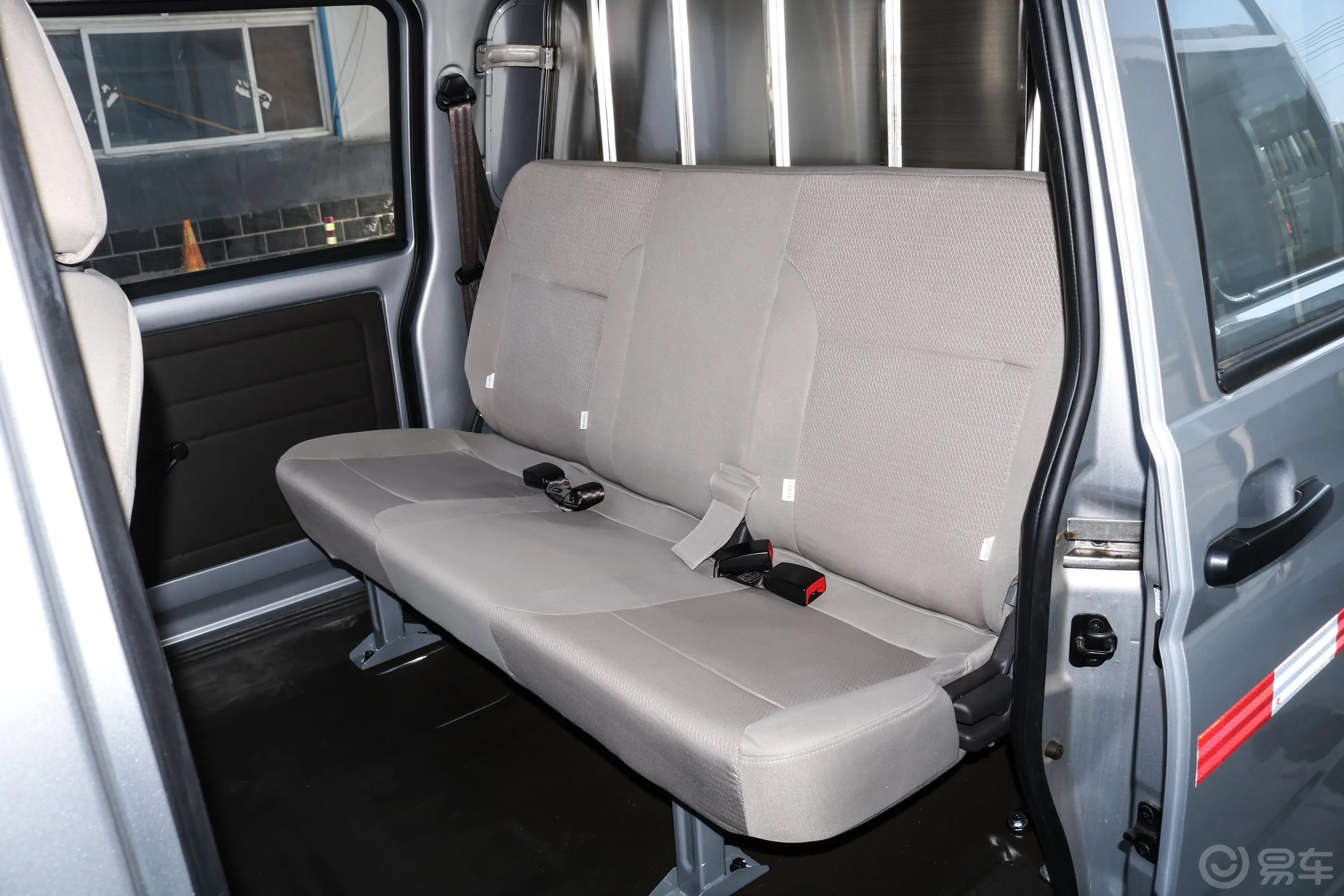 五菱荣光S1.2L 基本型厢式运输车 5座 国VI后排座椅