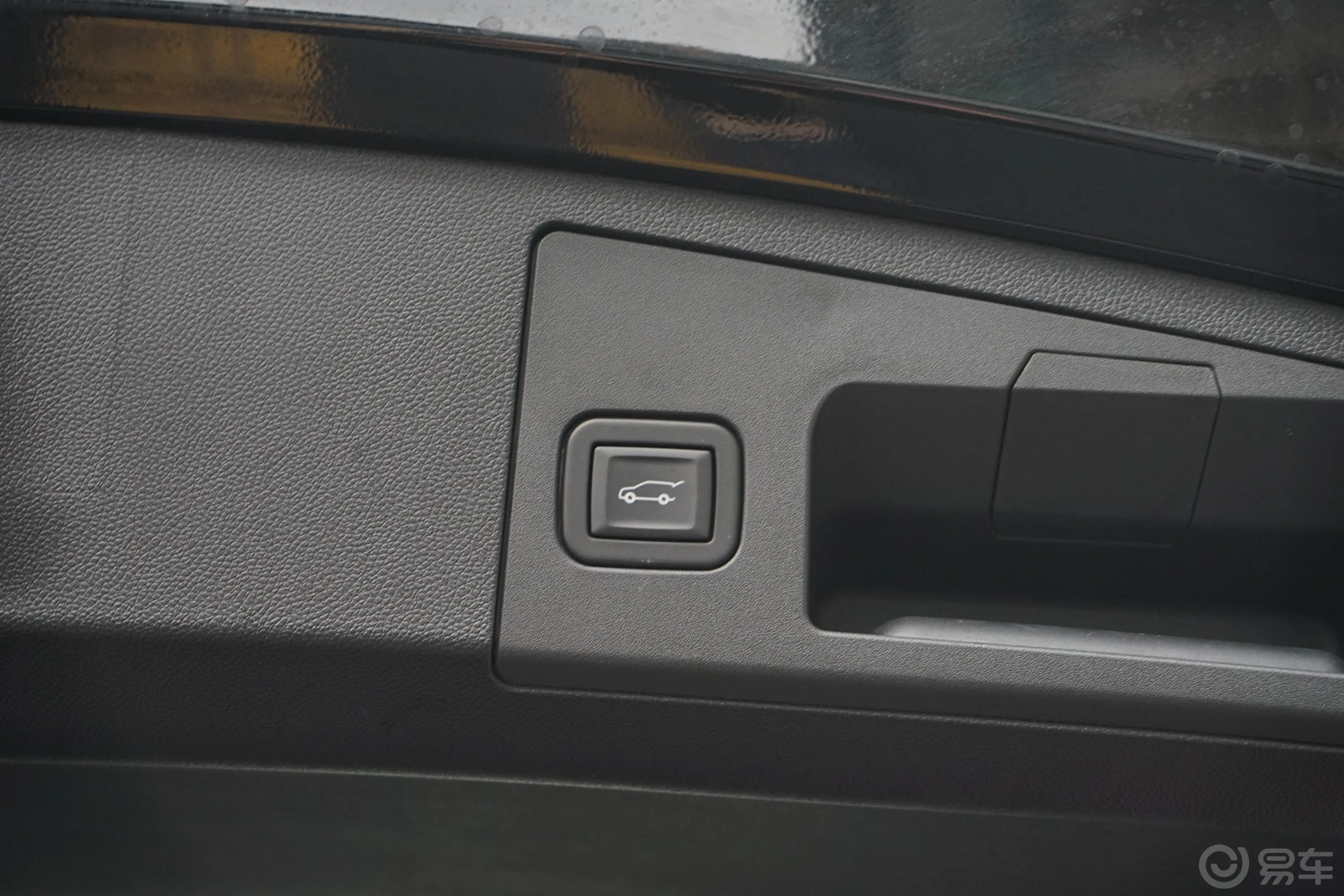 凯迪拉克XT428T 两驱 豪华型电动尾门按键（手动扶手）