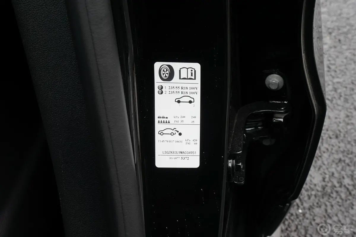 凯迪拉克XT428T 两驱 豪华型胎压信息铭牌