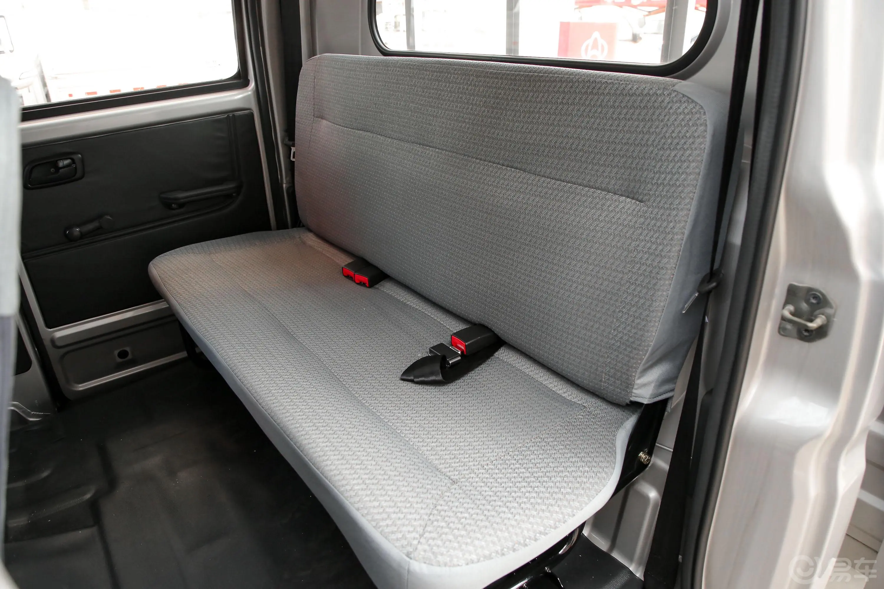 新豹T5载货汽车N1 1.5L 双排双后轮 舒适版(5.64米长)SC1031NAS65 汽油 国Ⅵ后排座椅