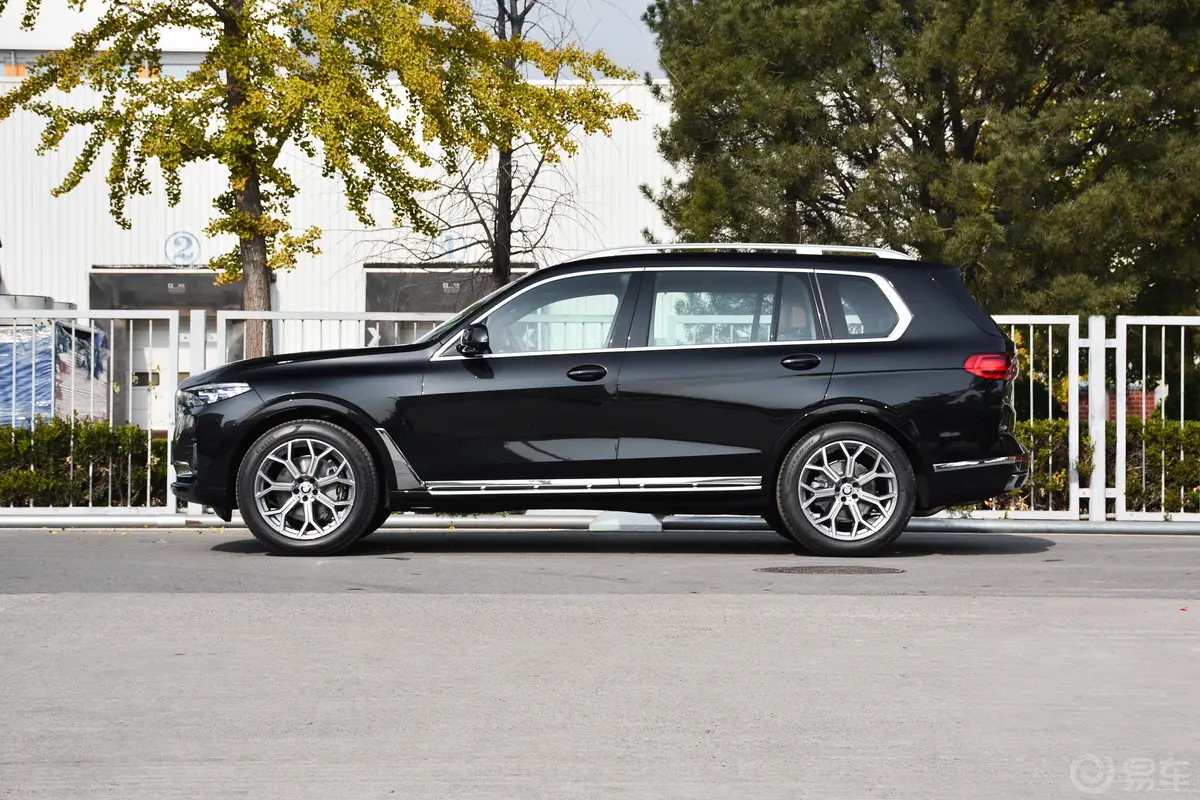 宝马X7xDrive40i 尊享型 豪华套装正侧车头向左水平