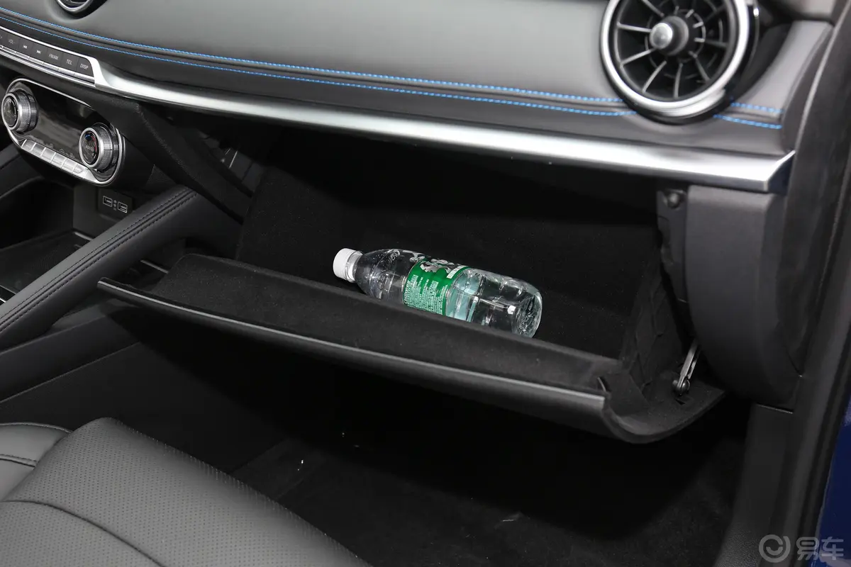风光E3 增程版智尊型手套箱空间水瓶横置