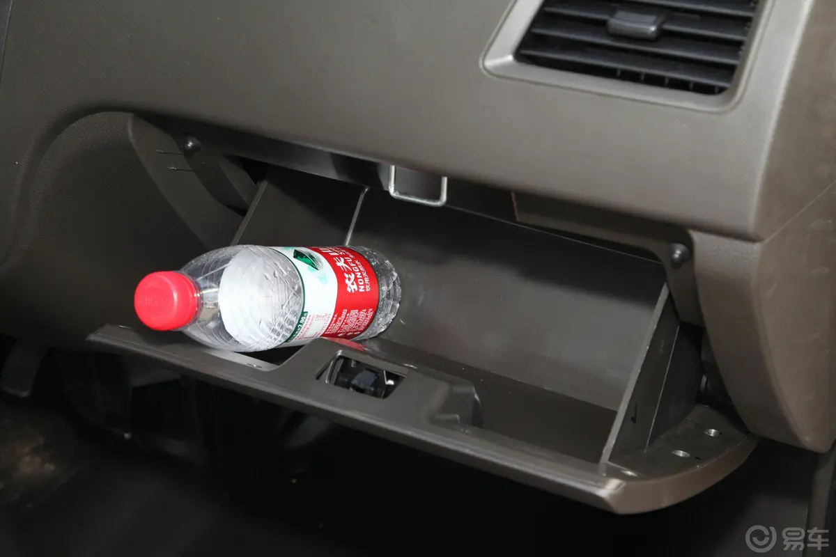 五菱荣光S1.2L 基本型 5座 国VI内饰