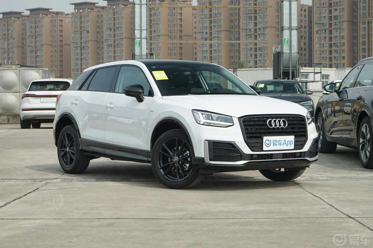 奥迪Q2L35 TFSI 进取动感型大灯侧45度俯拍