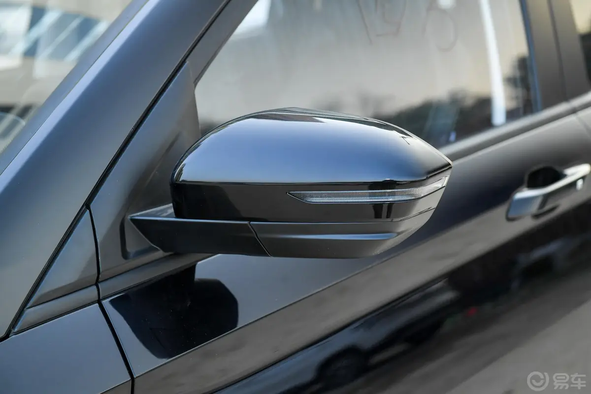 宝骏530全球车周年纪念版 1.5T CVT 豪华型 5座主驾驶后视镜背面