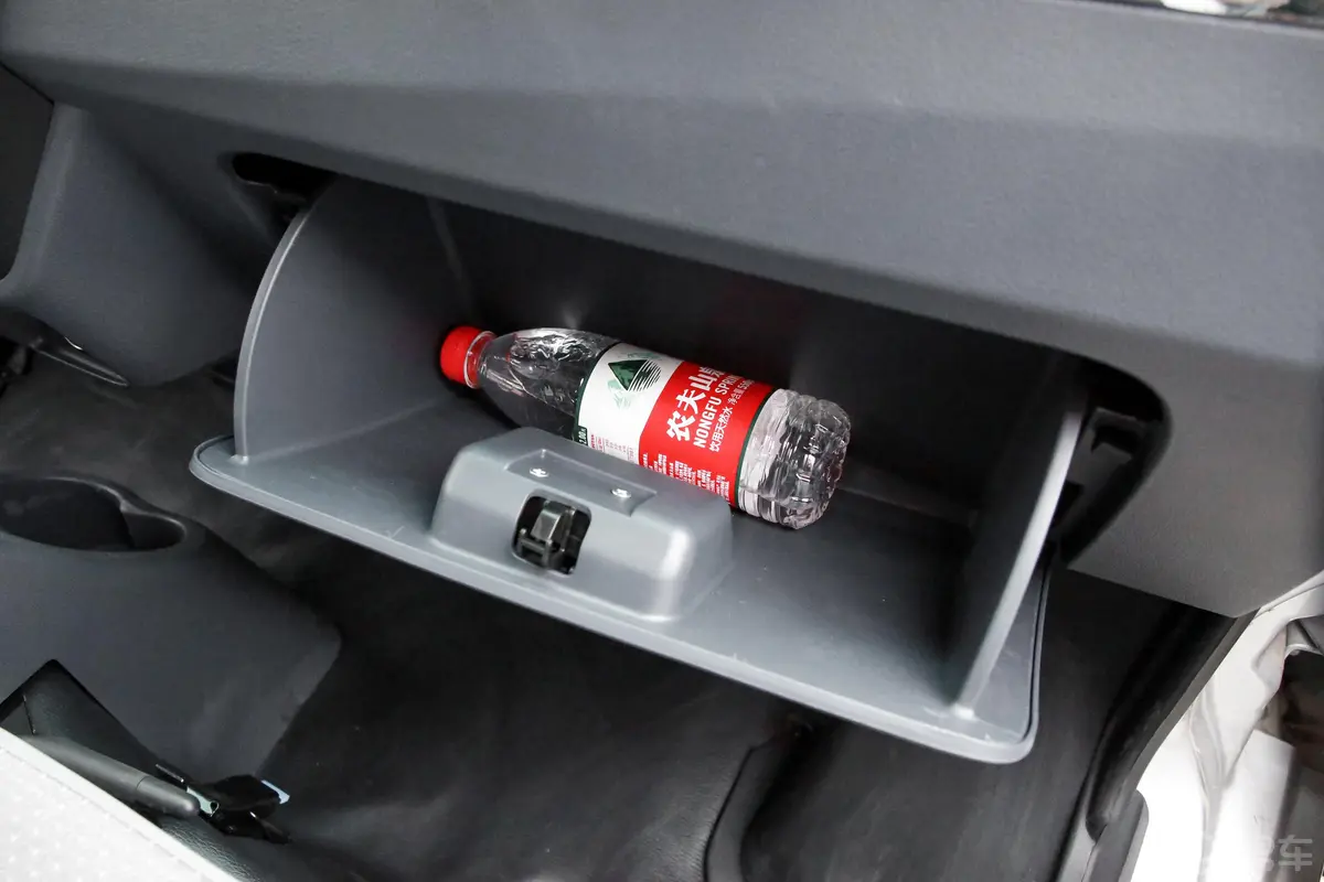 金杯小海狮X30厢货 1.5L 手动 标准中央空调EPS版 2/5座 国VI手套箱空间水瓶横置