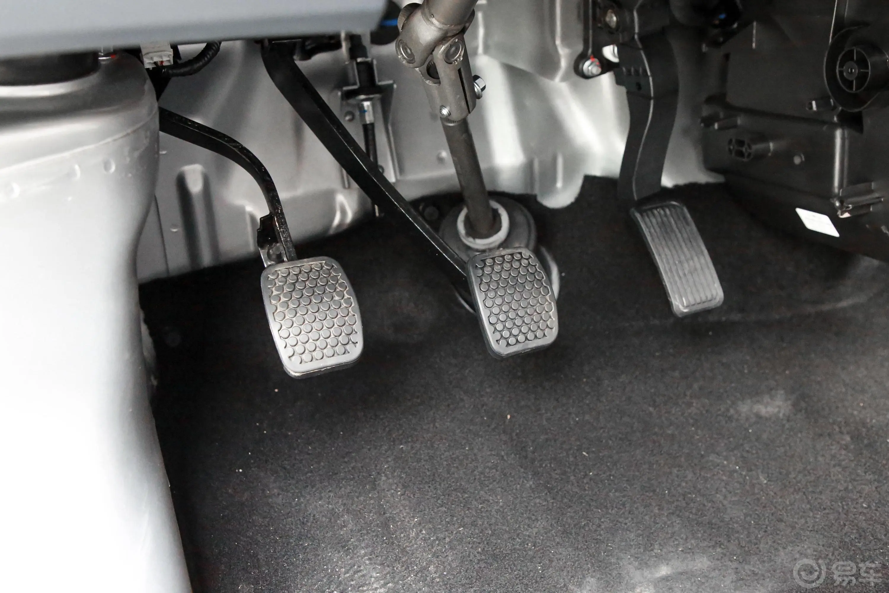 金杯小海狮X30厢货 1.5L 手动 标准中央空调版 2/5座 国VI脚踏板
