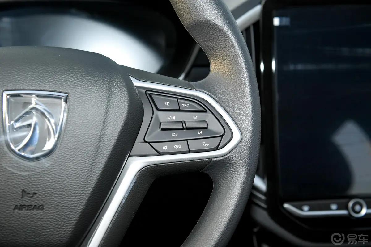 宝骏530全球车周年纪念版 1.5T CVT 豪华型 5座右侧方向盘功能按键