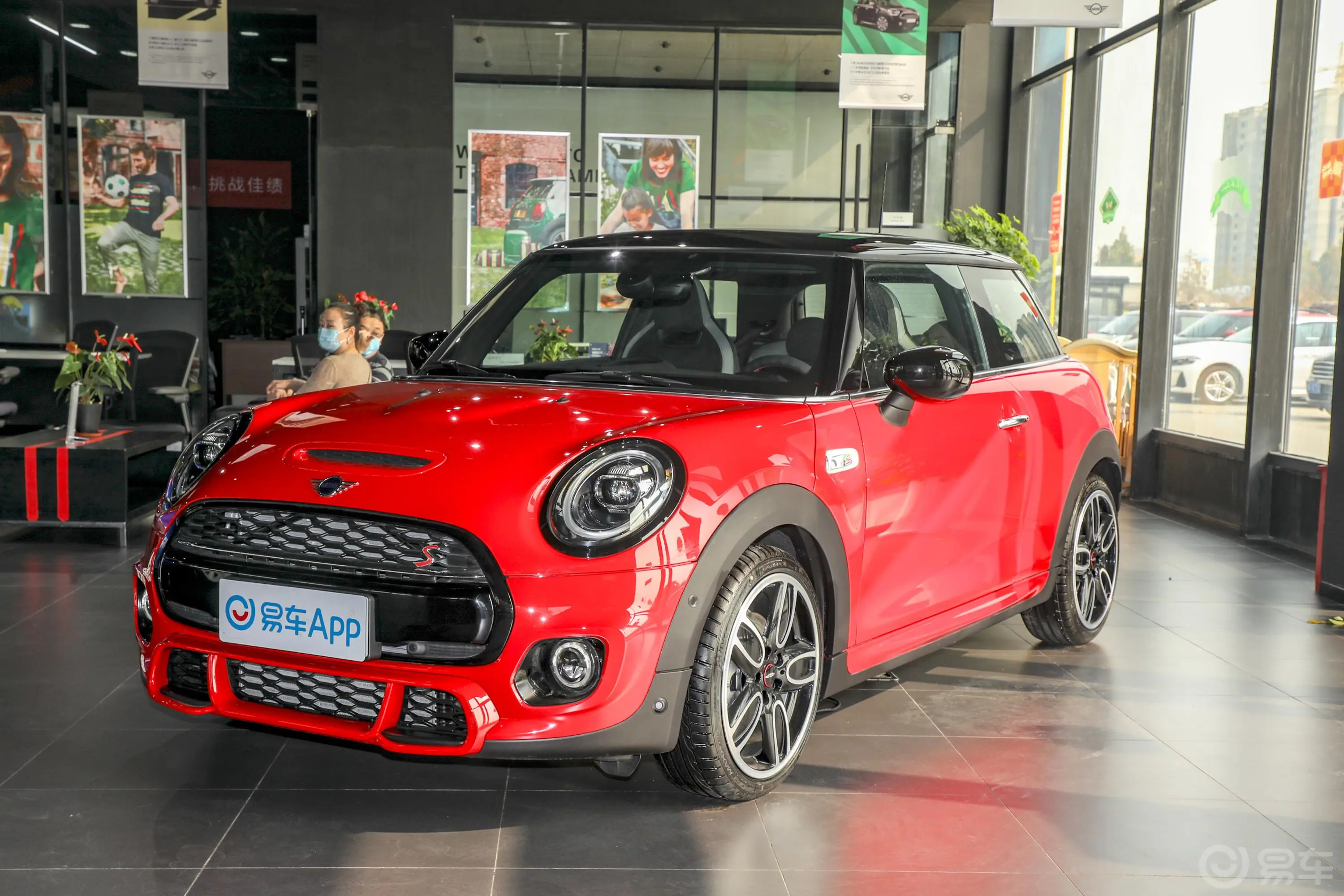 MINI2.0T COOPER S 赛车手侧前45度车头向左水平