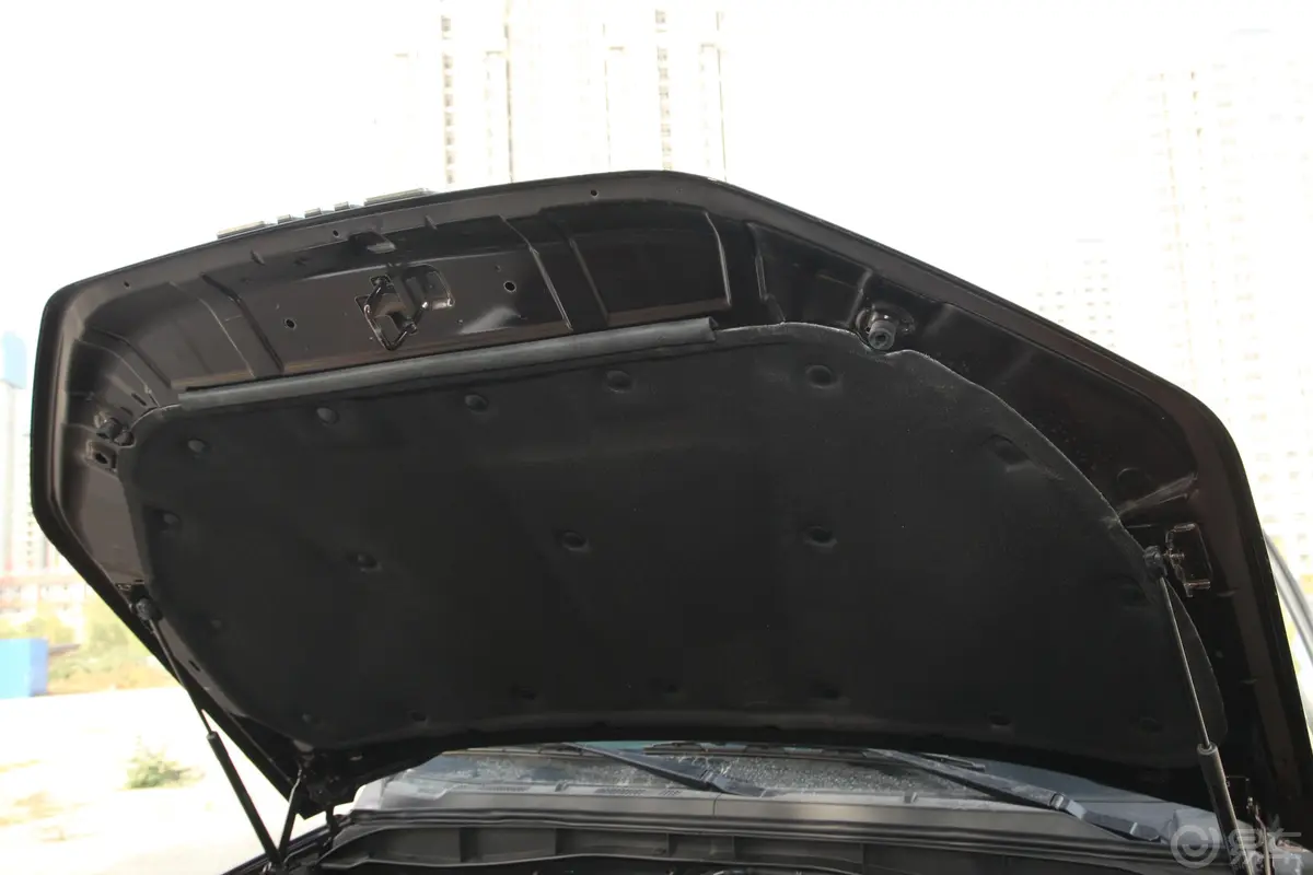 域虎72.0T 手自一体 四驱 短轴双排 舒享版 柴油 国VI发动机舱盖内侧