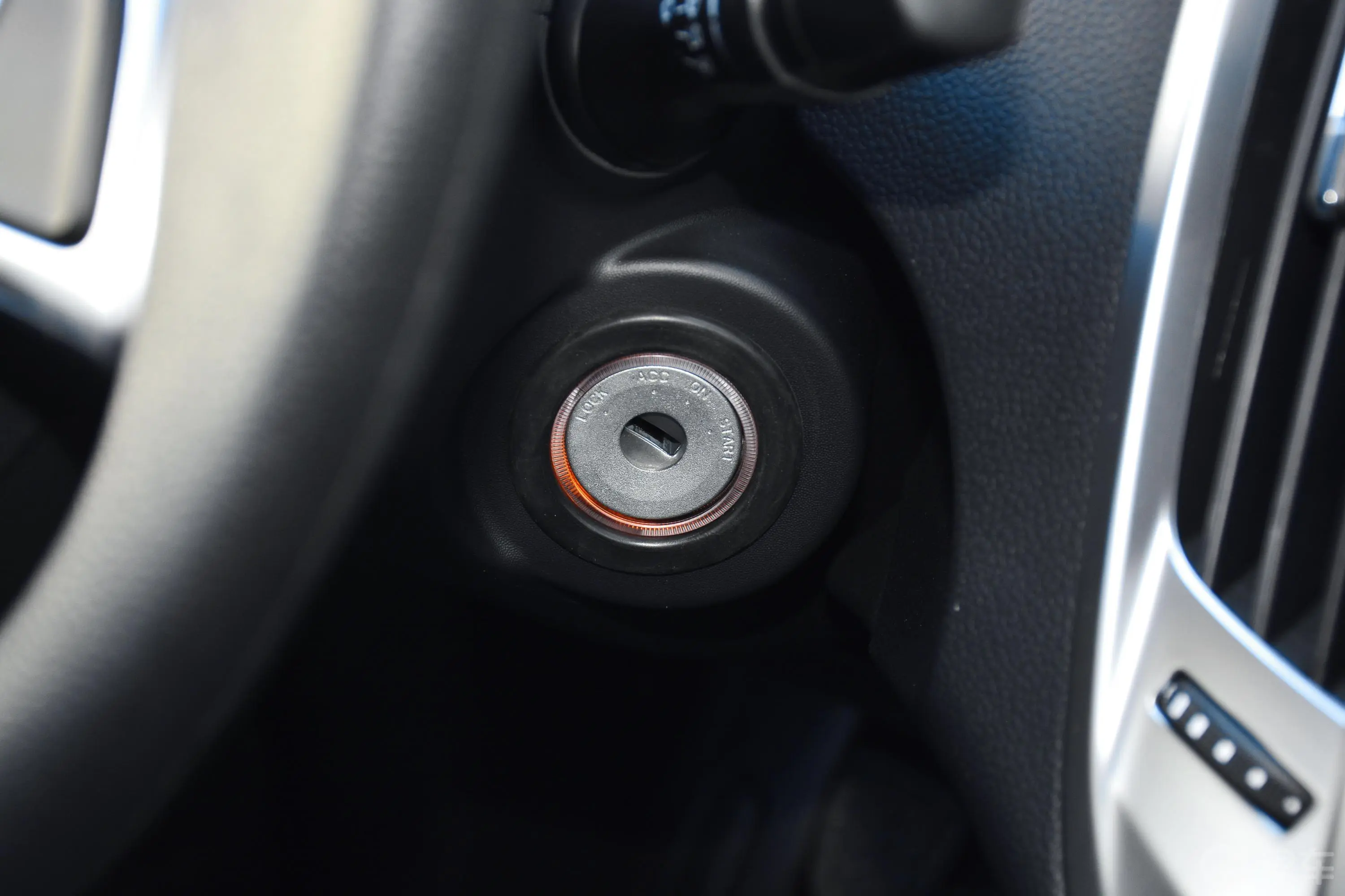 宝典2.5T 手动 两驱 标轴舒享版 柴油钥匙孔或一键启动按键